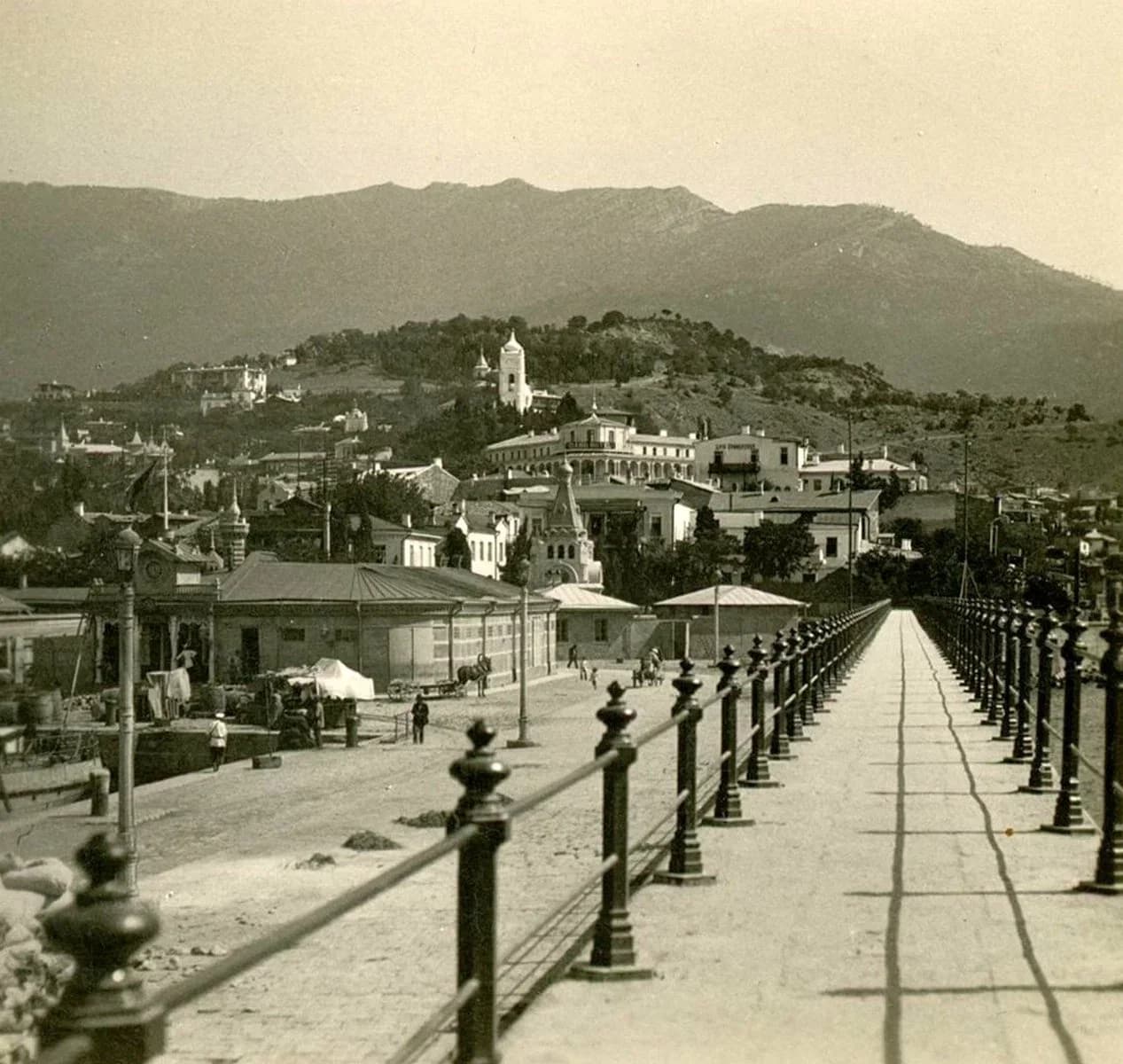 Ялта. Вид с мола на город. 1897 года