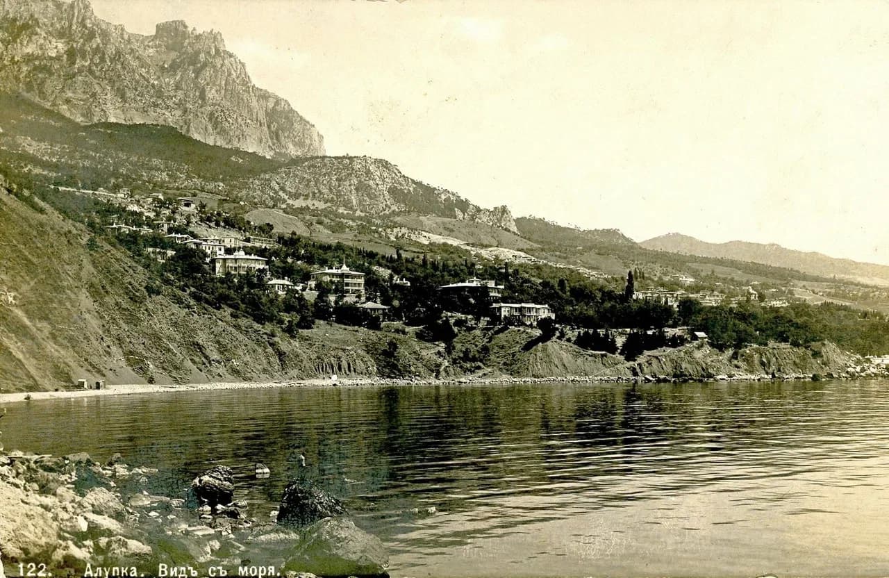 Алупка. Вид с моря. 1912 года.