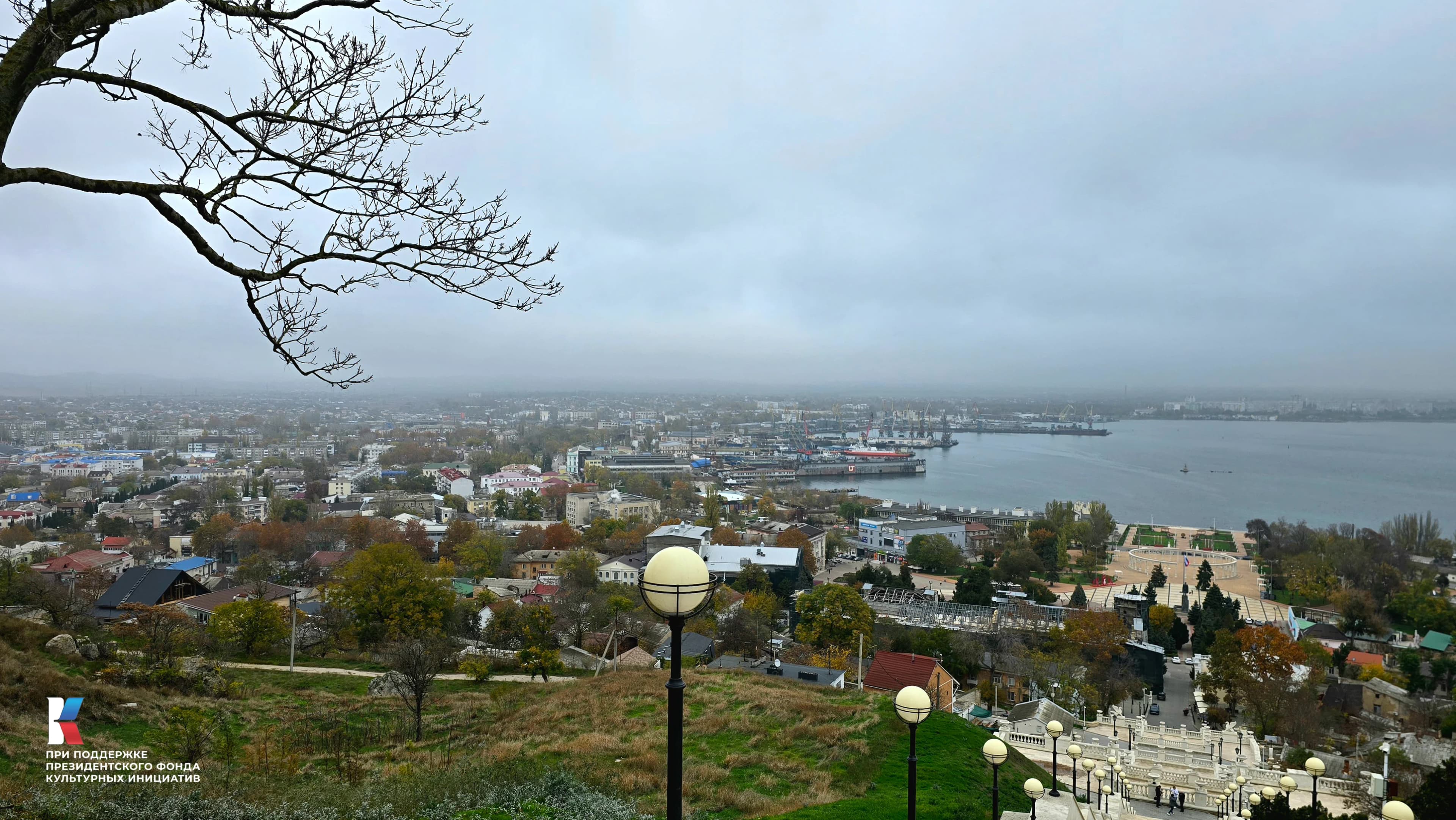 Керчь. Вид с Митридатской лестницы. Вид на бухту. 2025 года.