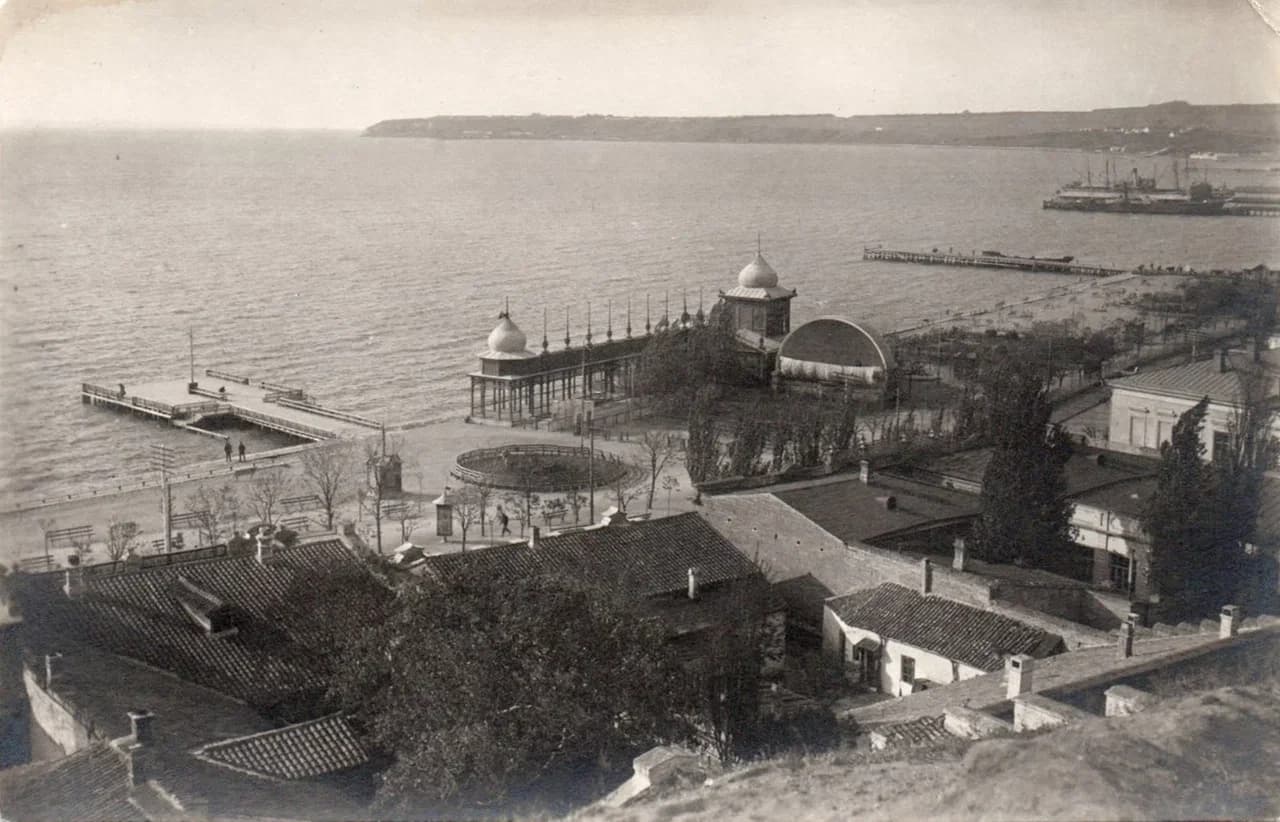 Керчь. Вид на бульвар и Царскую пристань. 1918 года. 