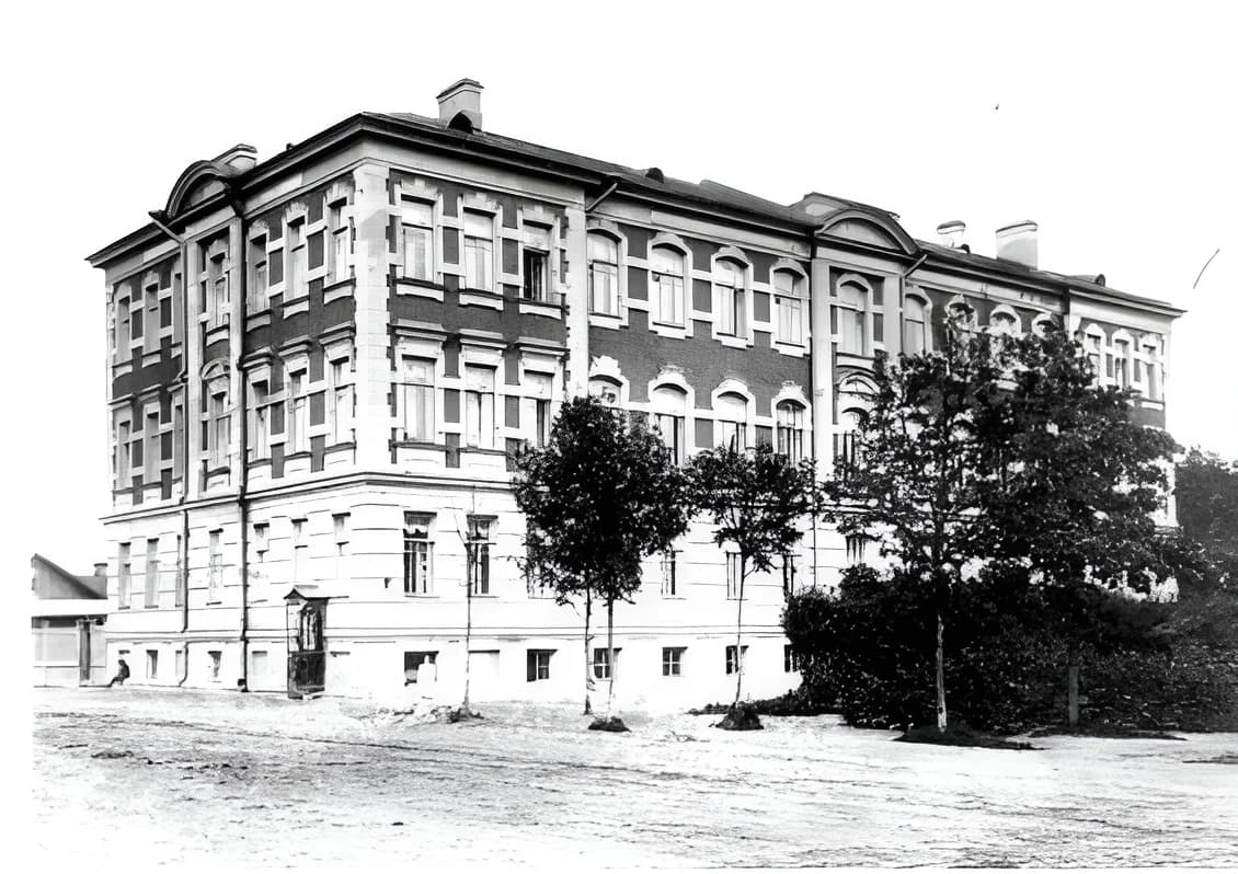 Санкт-Петербургская губерния, город Царское Село, перекрёсток Оранжерейной и Бульварной улиц, здание Алексеевского детского приюта Мариинского ведомства. 