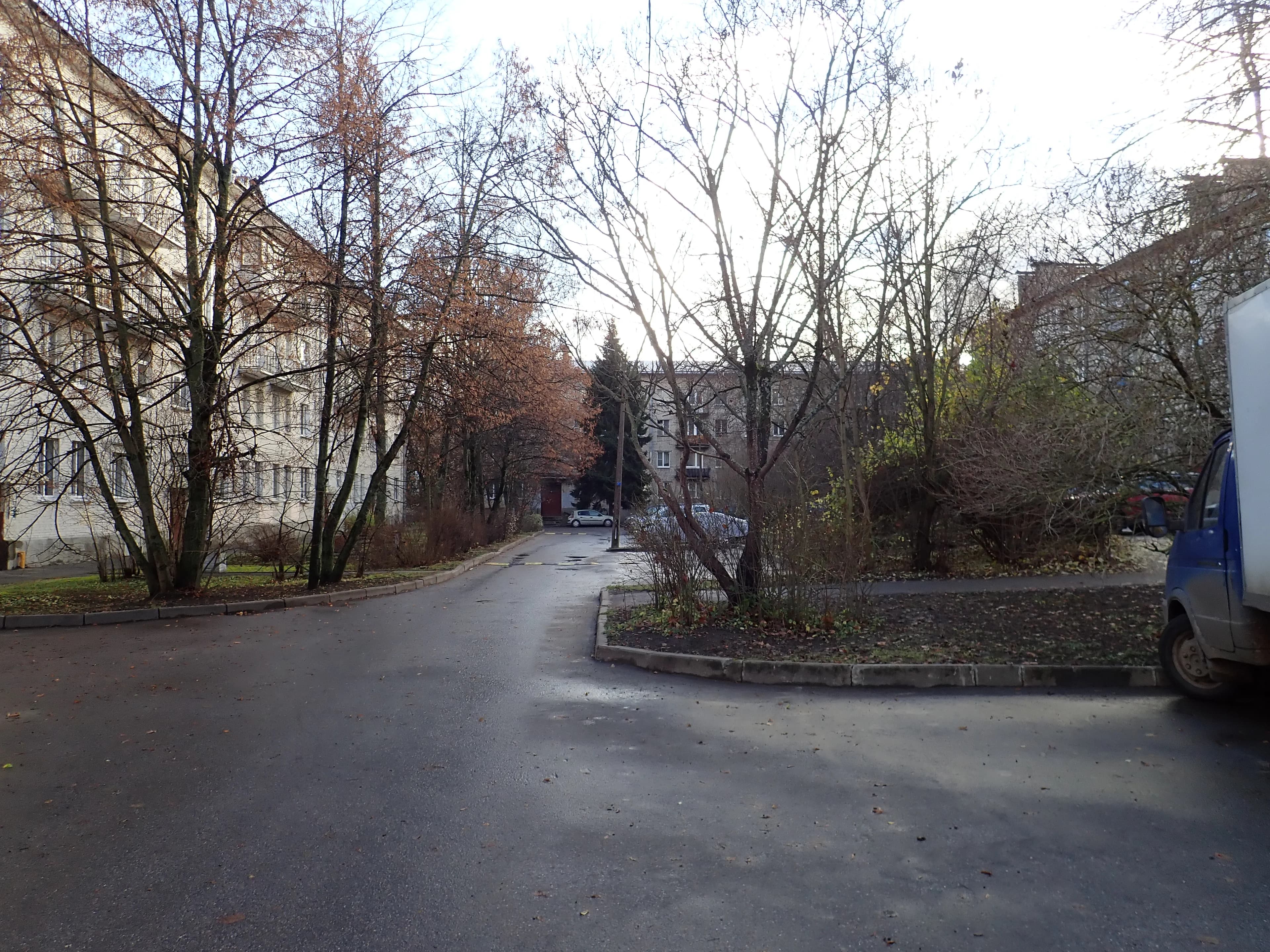 Пушкин. Двор домов 37 (слева) по Павловскому шоссе, 8, 10б по Сапёрной улице.