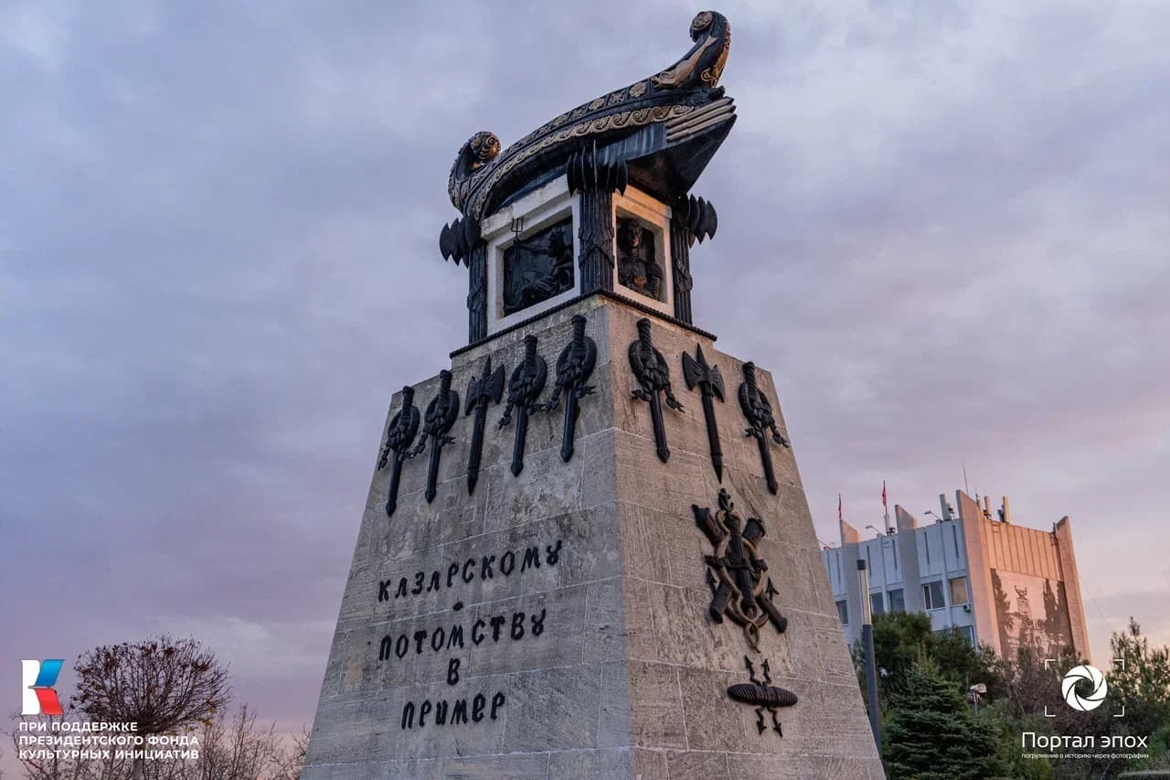 Севастополь. Памятник Казарскому. Вид снизу. 2025 года.