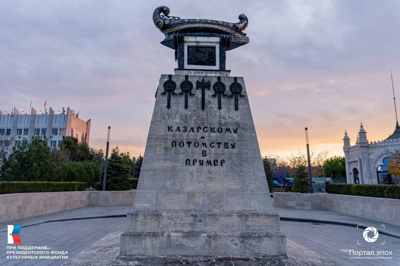 Севастополь. Памятник Казарскому. Вид прямо. 2025 года.