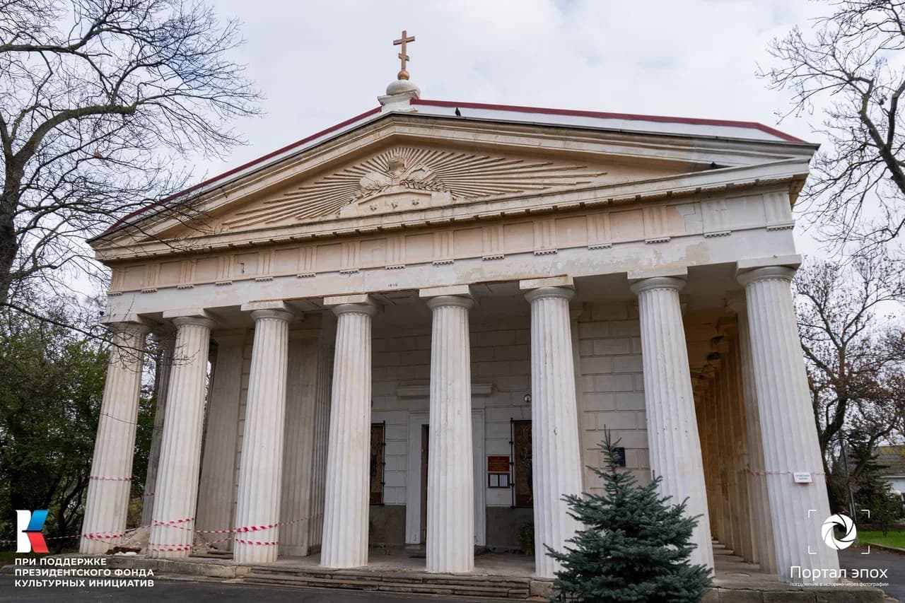 Севастополь. Петропавловский храм. Вид на колоны. 2025 года.