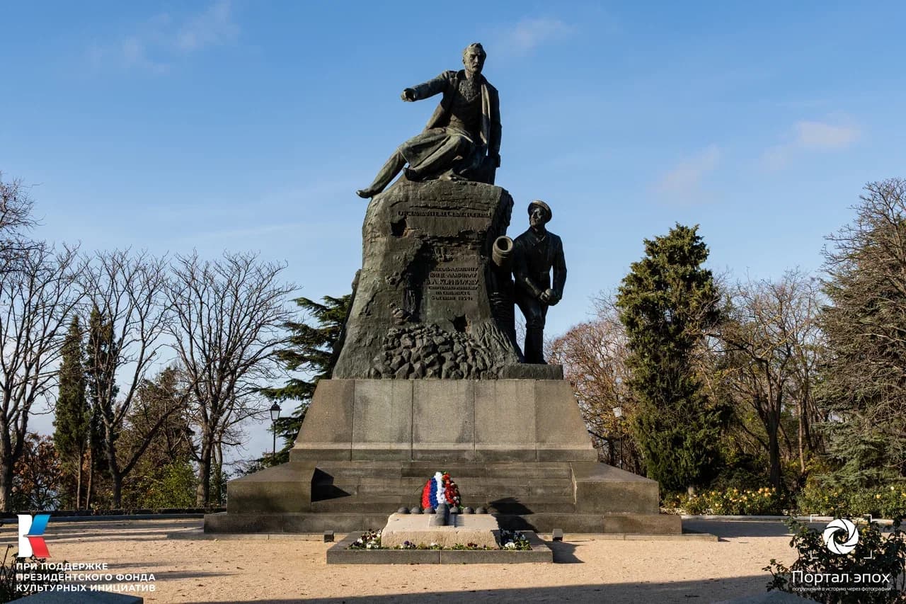 Севастополь. Памятник адмиралу Корнилову. Вид с площади. 2025 года.
