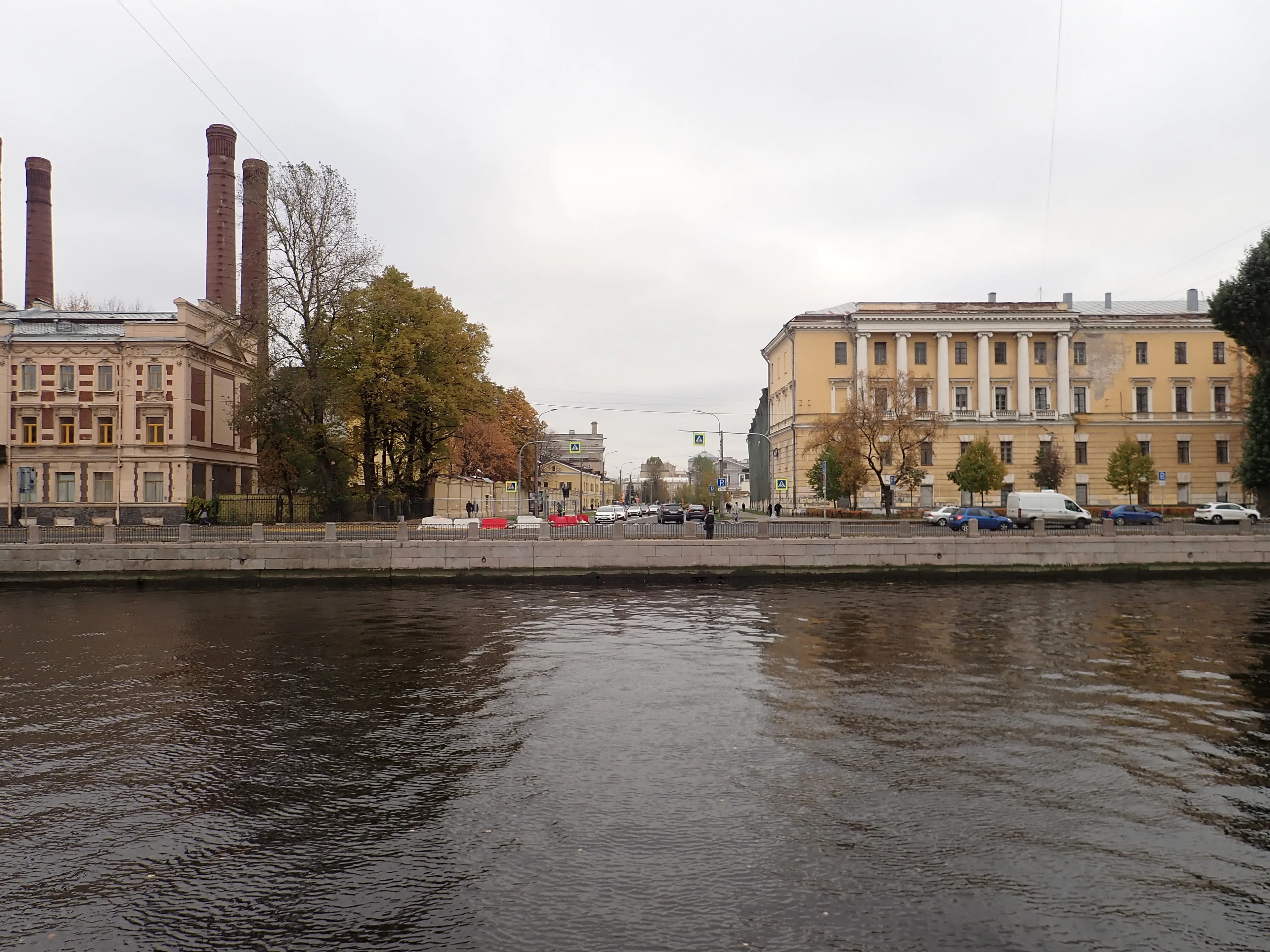 Набережная реки Фонтанки между домами №№104 и 106.