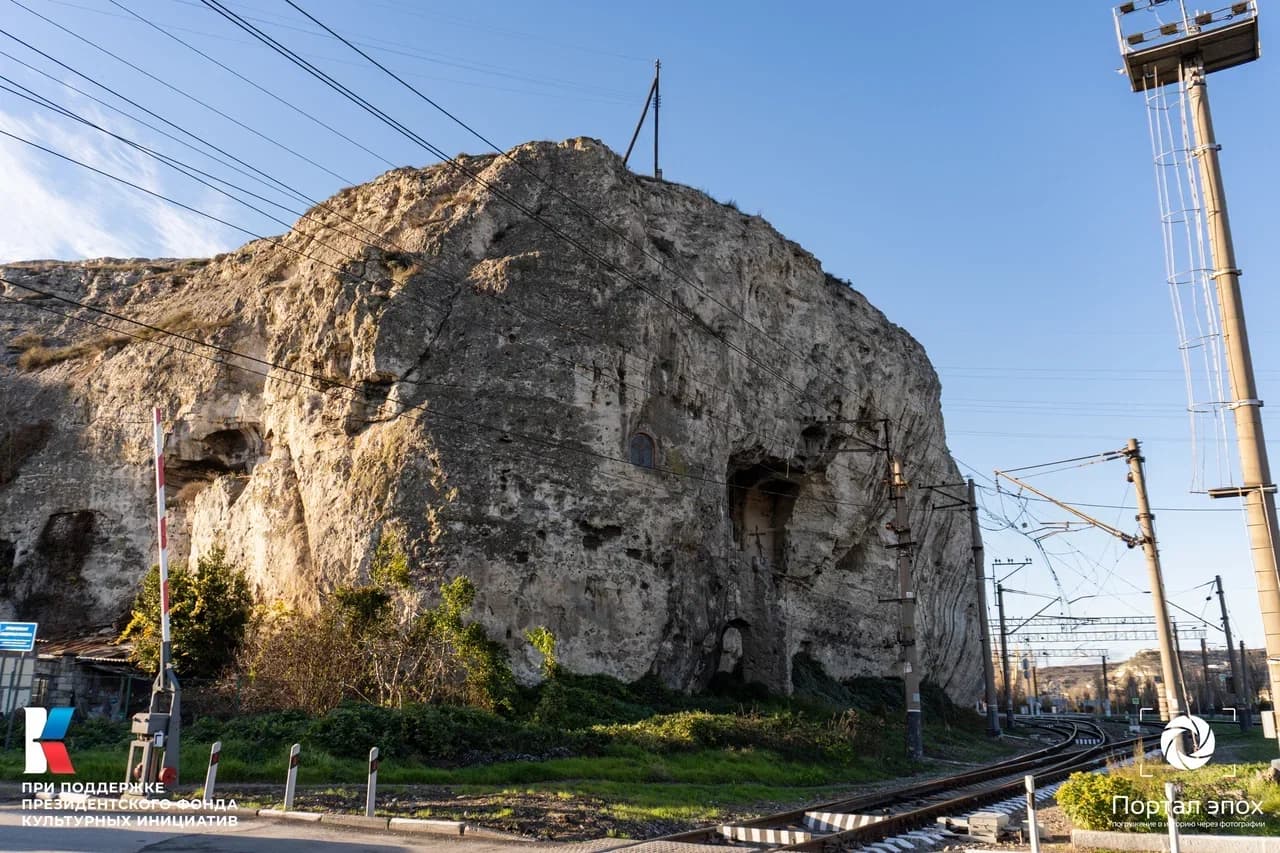 Севастополь. Инкерман близ Севастополя. Вид на камень. 2025 года.