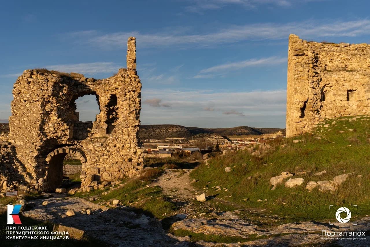 Севастополь. Развалины Византийской крепости в Инкермане. 2025 года.