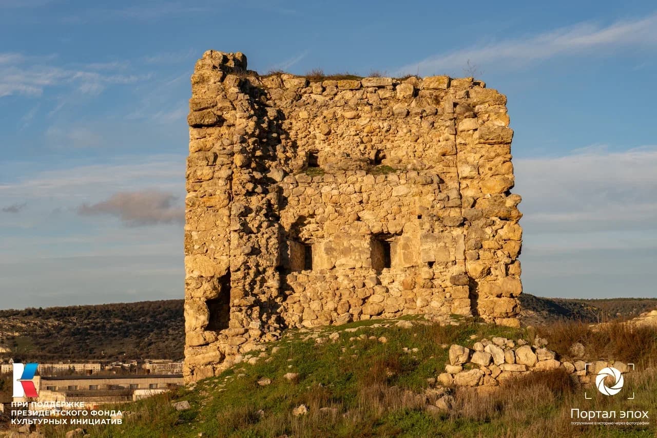 Севастополь. Развалины Византийской крепости в Инкермане. Вид на правую развалину 2025 года.