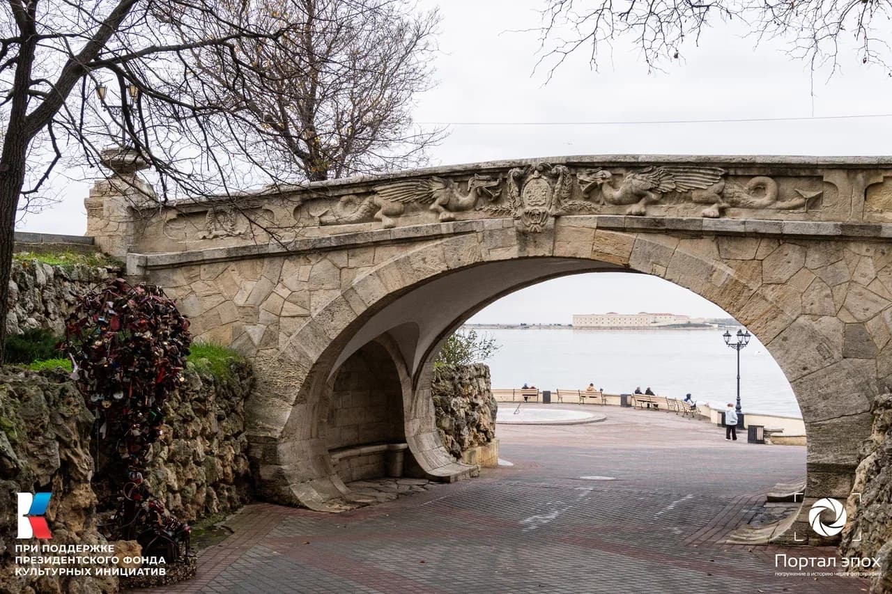 Севастополь. Приморский бульвар, мостик. 2025 года.