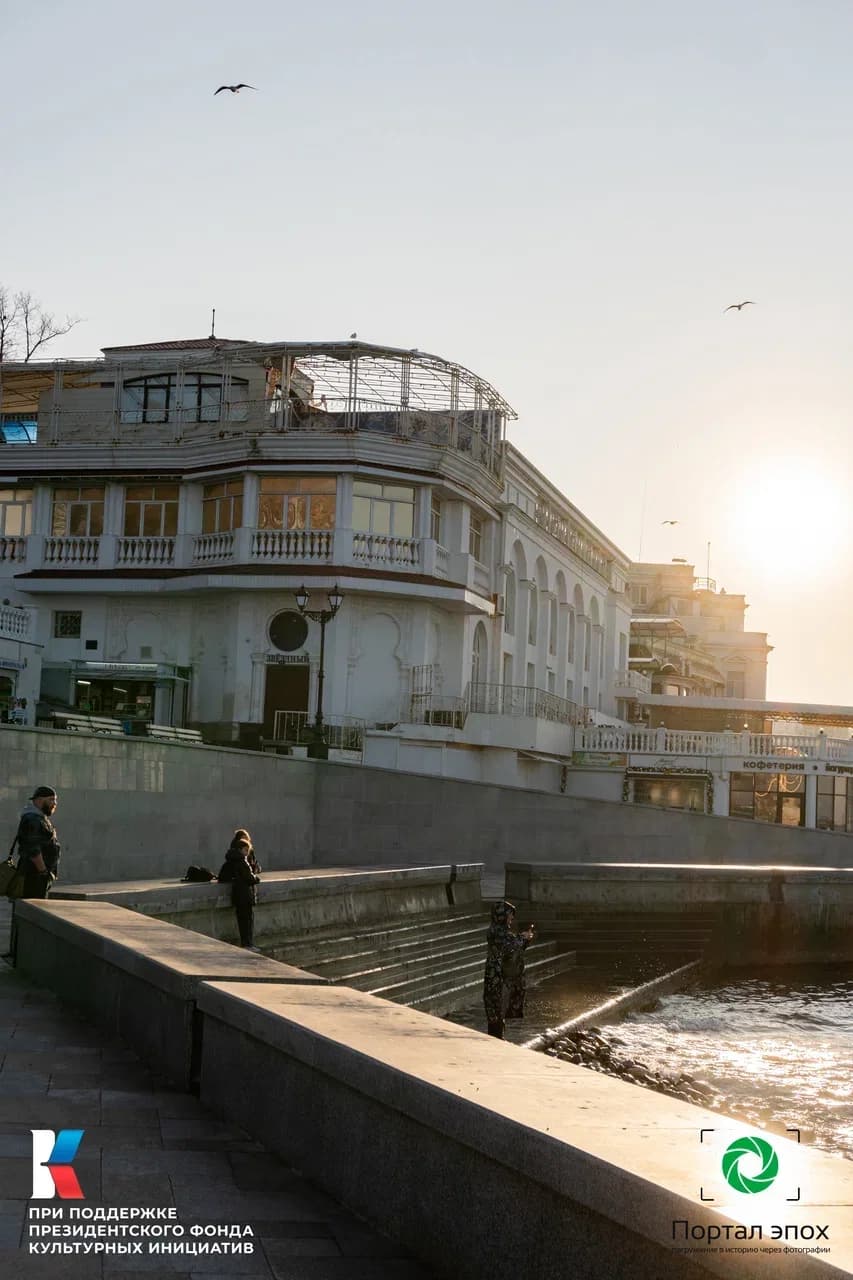 Севастополь. Бульвар, Курзал и биологическая станция. Вид на станцию. 2025 года. 