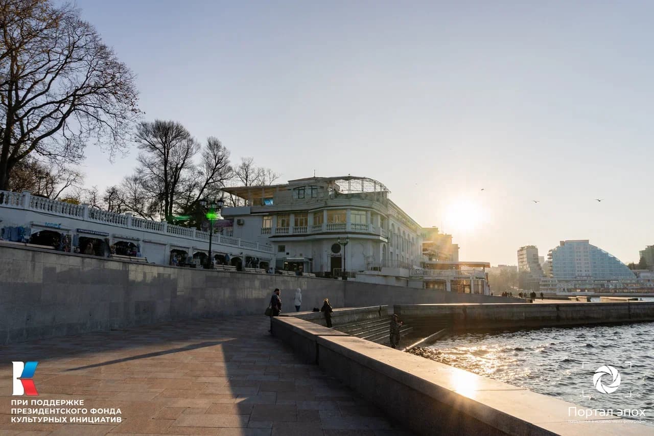 Севастополь. Бульвар, Курзал и биологическая станция. Вид сбоку. 2025 года. 