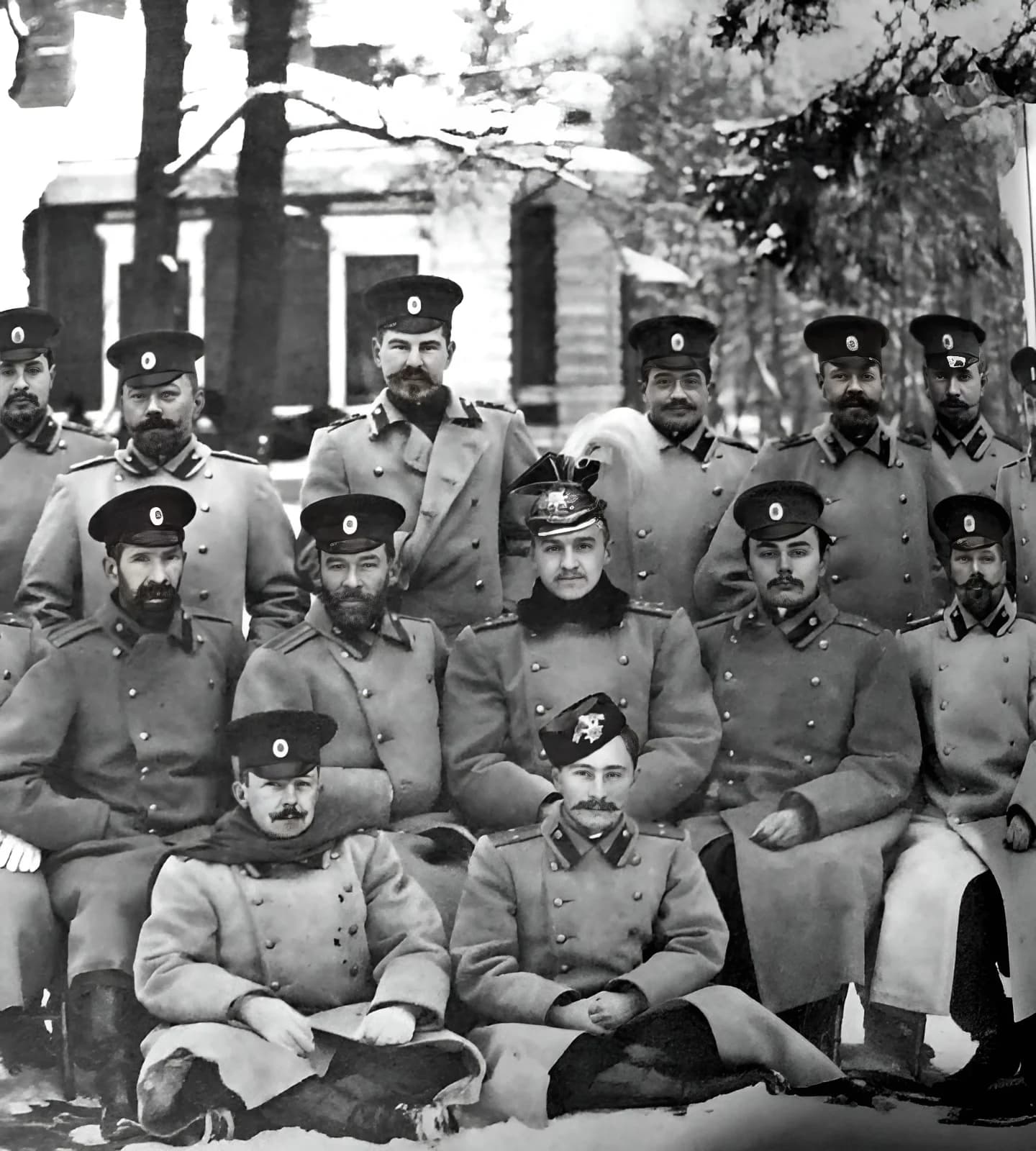 Группа офицеров возле здания Офицерского собрания Лейб-гвардии 1-го Стрелкового Его Величества батальона. 