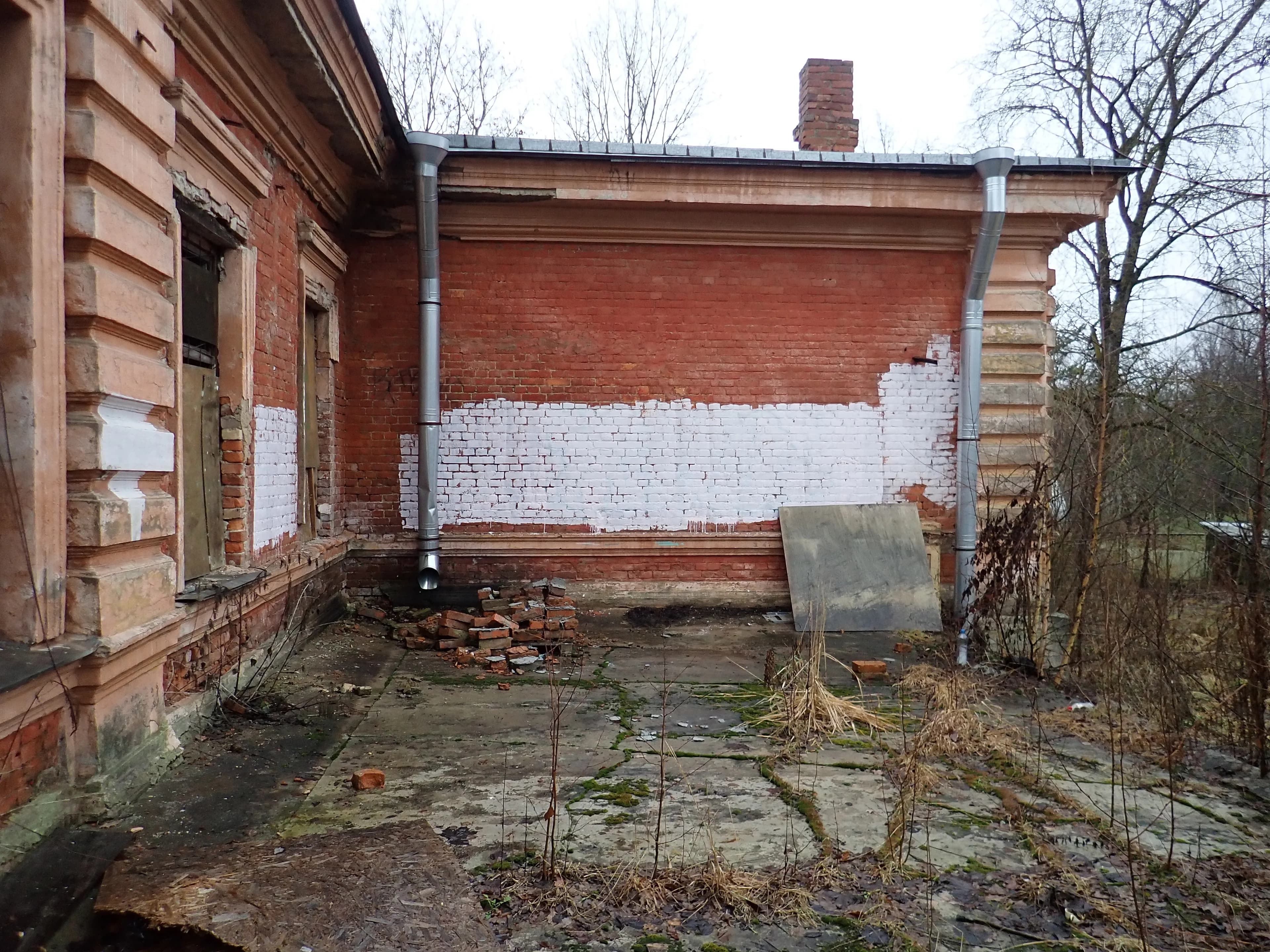 г. Пушкин, Павловское шоссе, 34. Терраса во дворе заброшенного здания. 
