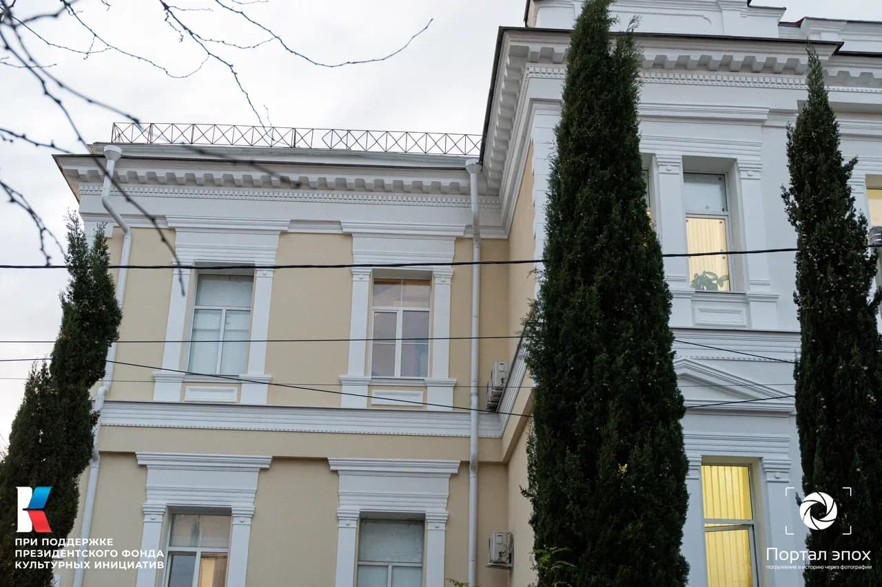 Севастополь. Женская гимназия. Вид на окна. 2025 года.