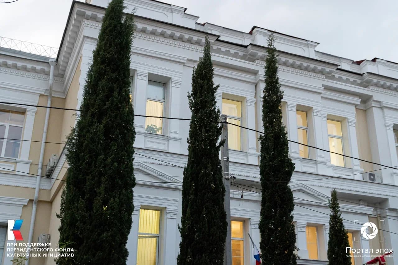 Севастополь. Женская гимназия. Вид снизу. 2025 года.