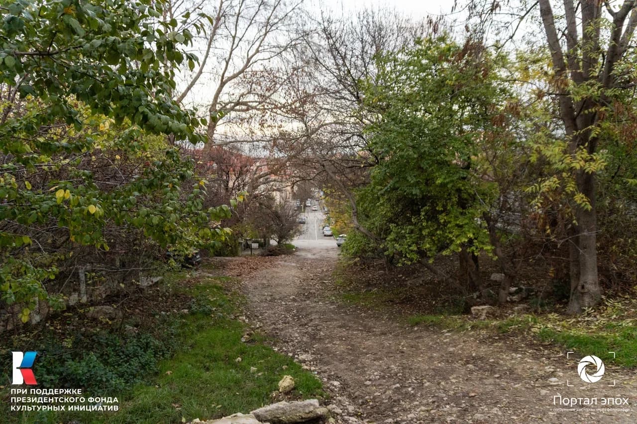 Севастополь. Вид с Карантинной улицы. Вид на тропу.  2025 года.