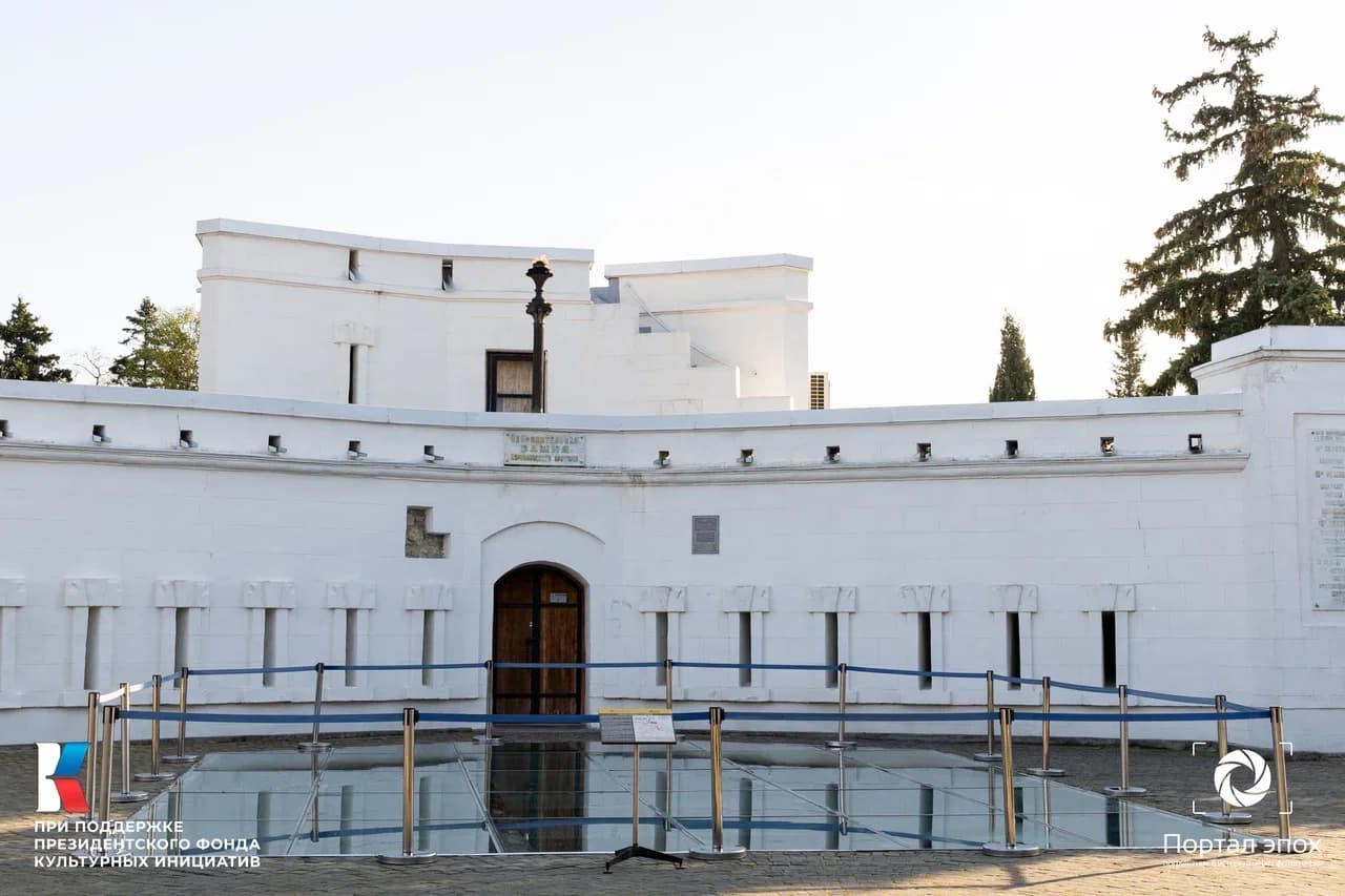 Севастополь. Остатки оборонительной башни на Малаховом кургане. 2025 года.