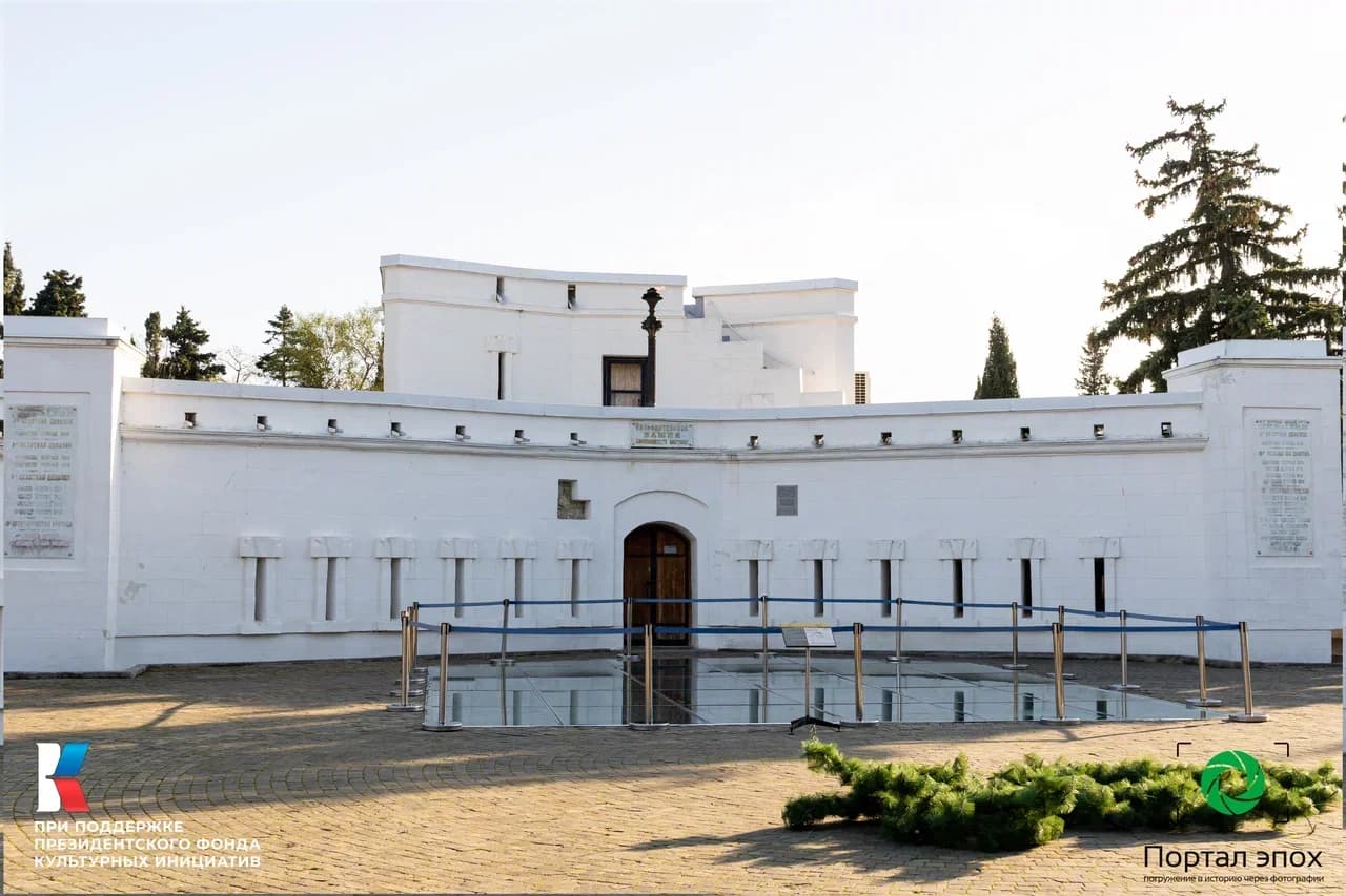 Севастополь. Остатки оборонительной башни на Малаховом кургане. Вид с площади на вход. 2025 года.