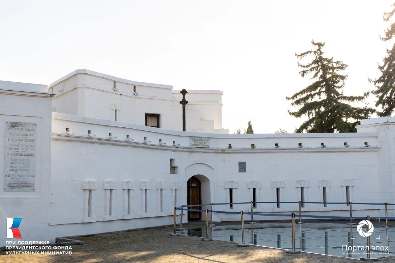 Севастополь. Остатки оборонительной башни на Малаховом кургане. Вид сбоку. 2025 года.