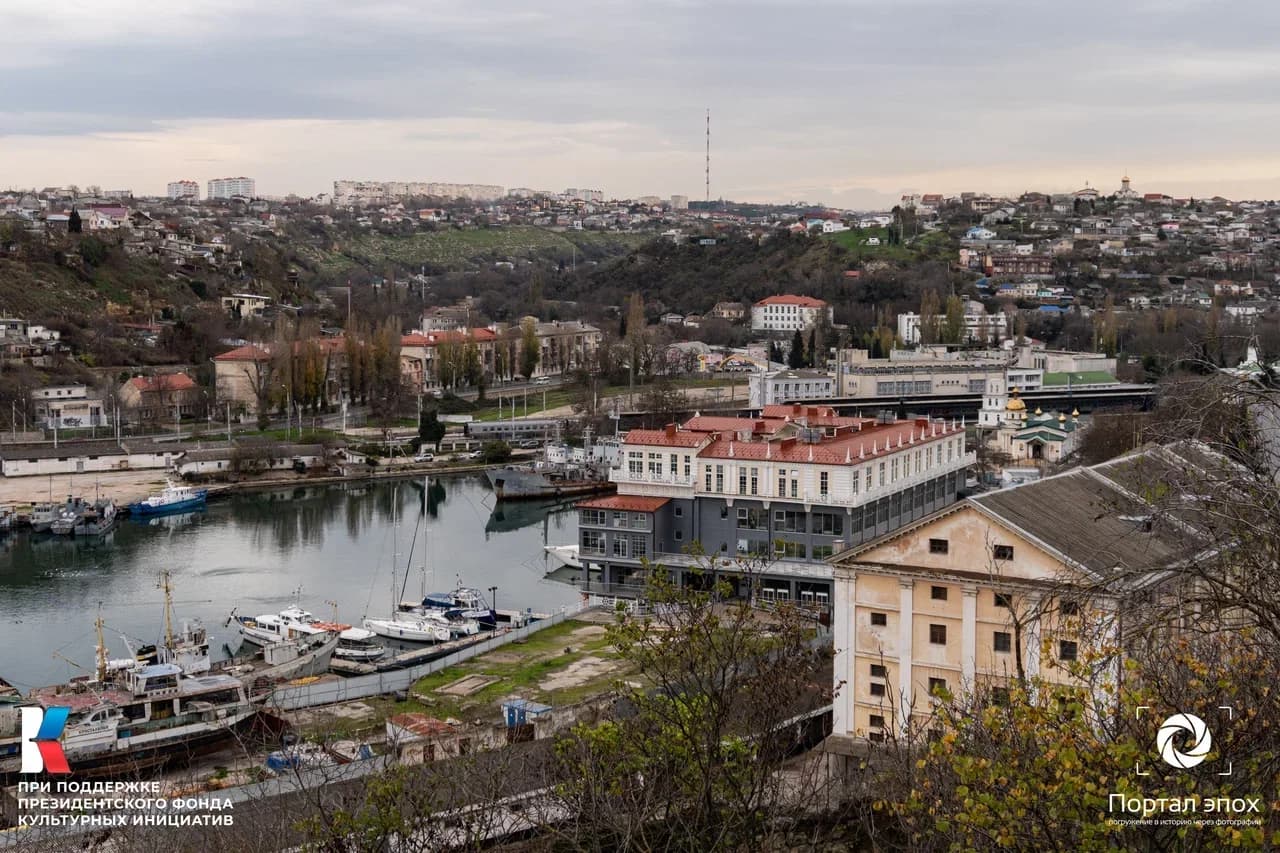 Севастополь. Южная бухта и вокзал железной дороги. Вид бухту.  2025 года.