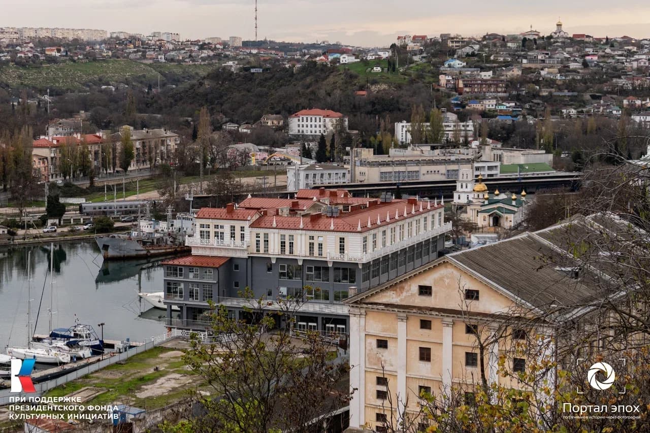Севастополь. Южная бухта и вокзал железной дороги. Вид на клуб. 2025 года.