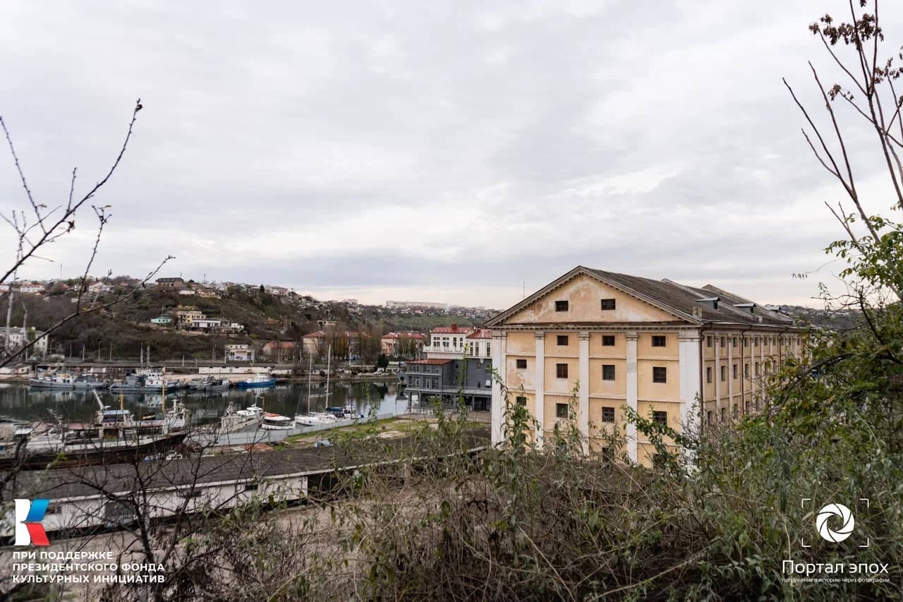 Севастополь. Южная бухта и вокзал железной дороги. 2025 года.