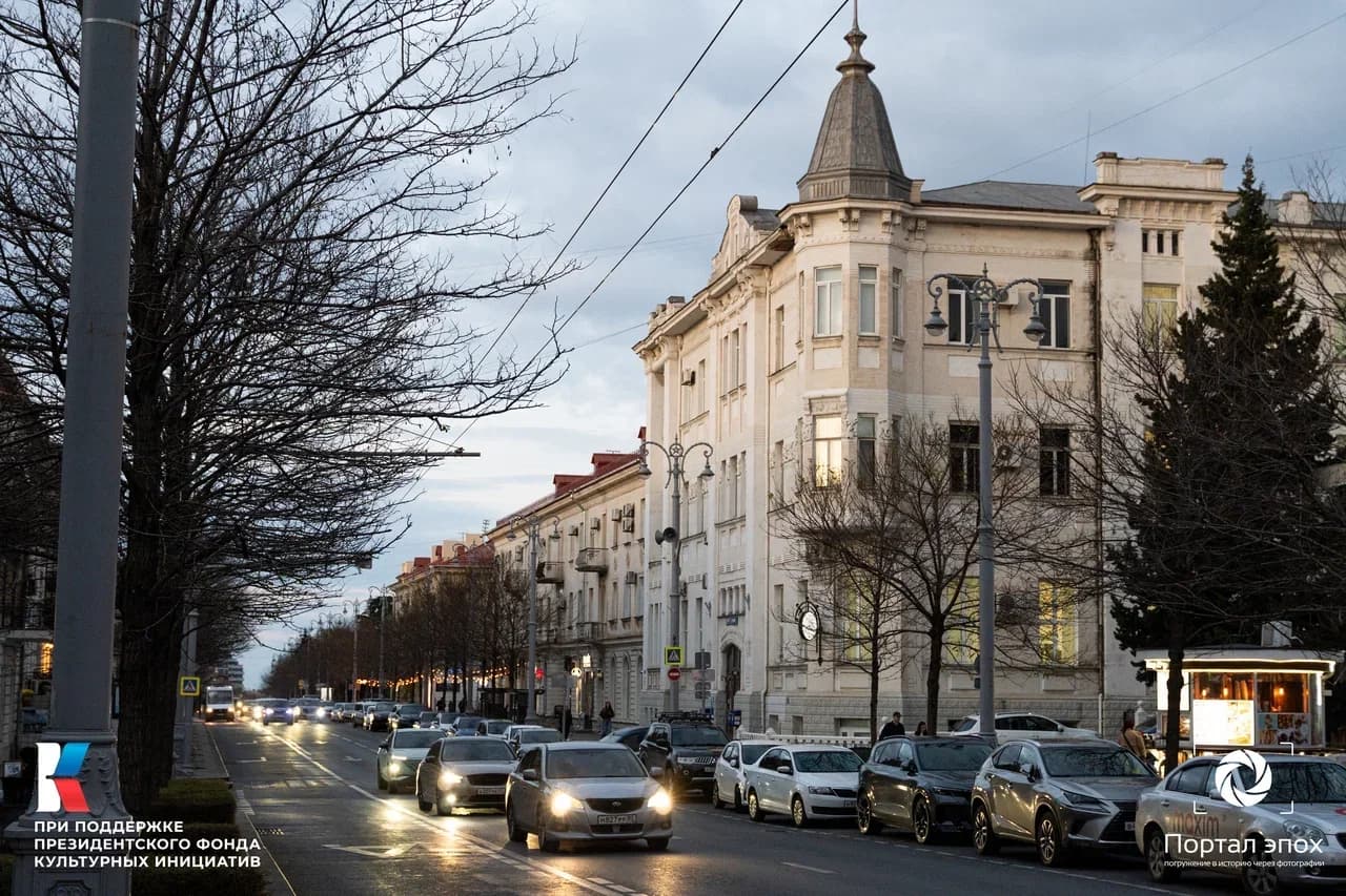 Севастополь. Улица К.Маркса. Угол почты. Вид на дорогу. 2025 года.