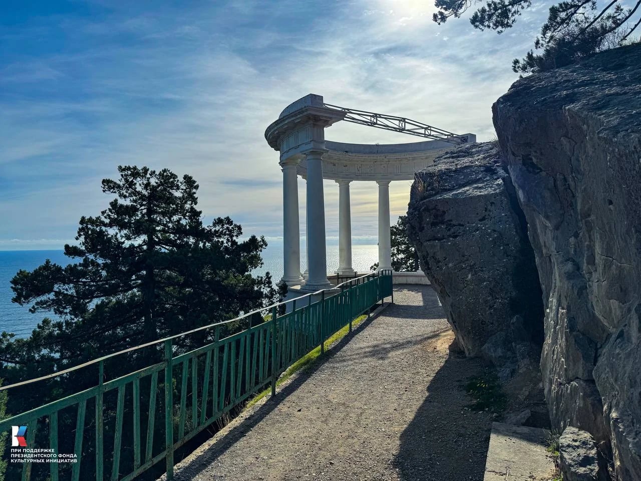 Ялта, Ливадия. Беседка на Солнечной тропе 2025 год