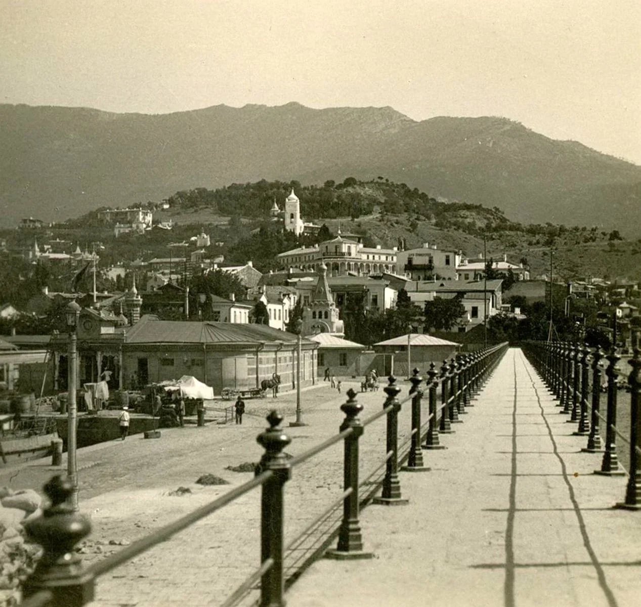 Ялта. Вид с мола на город. 1897 года