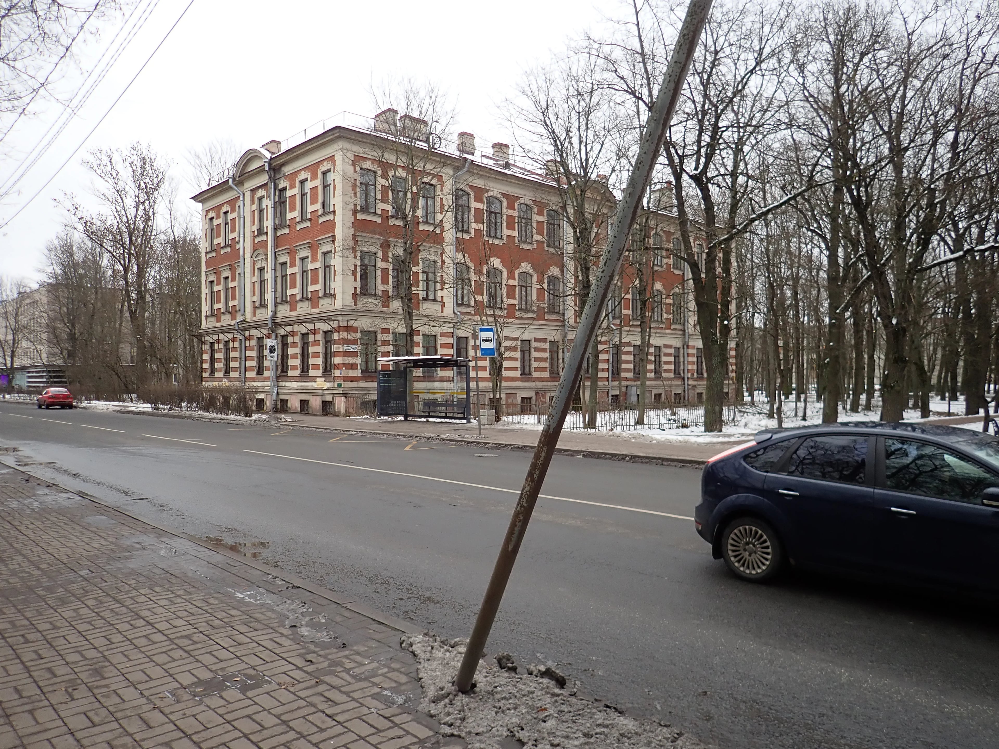 Пушкин. Оранжерейная улица у перекрёстка с Октябрьским бульваром. Дом 49/20 по Оранжерейной ул..