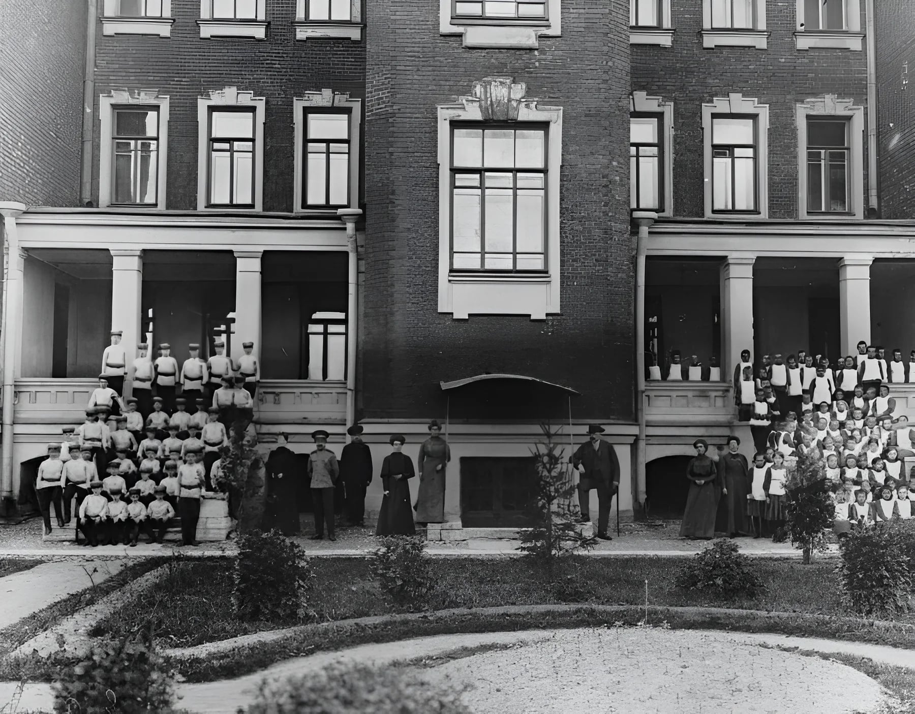 Санкт-Петербургская губерния, город  Царское Село, Оранжерейная улица (современный адрес:Оранжерейная ул., 49/20). Детский приют имени великого князя Алексея Николаевича.