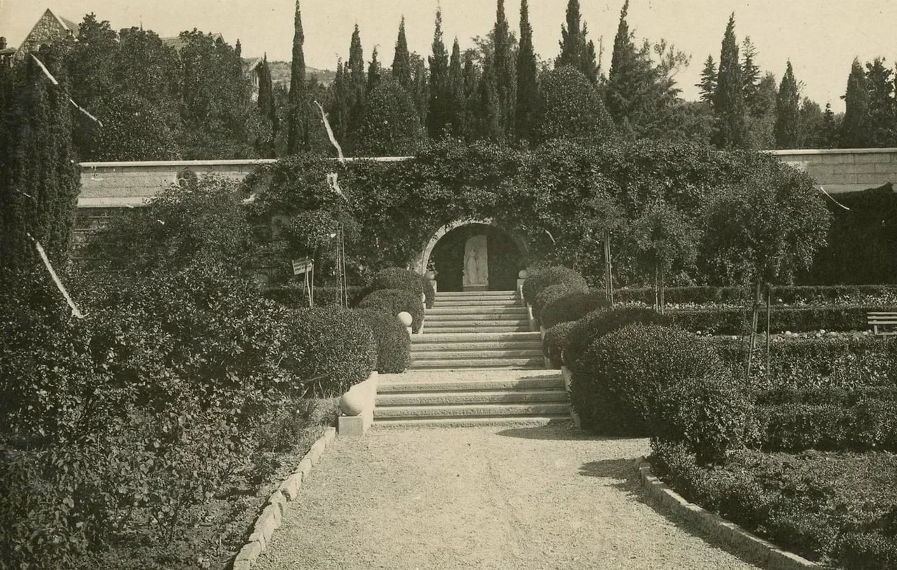 Харакс. В парке. 1910 года.