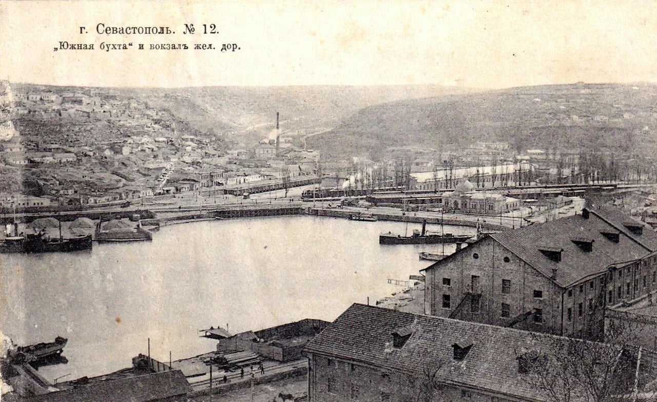 Севастополь. Южная бухта и вокзал железной дороги. 1902 года.
