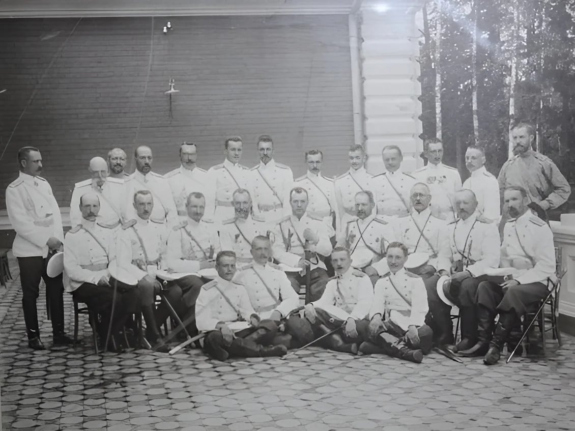 Николай II с группой офицеров Лейб-гвардии 1-го стрелкового батальона. 