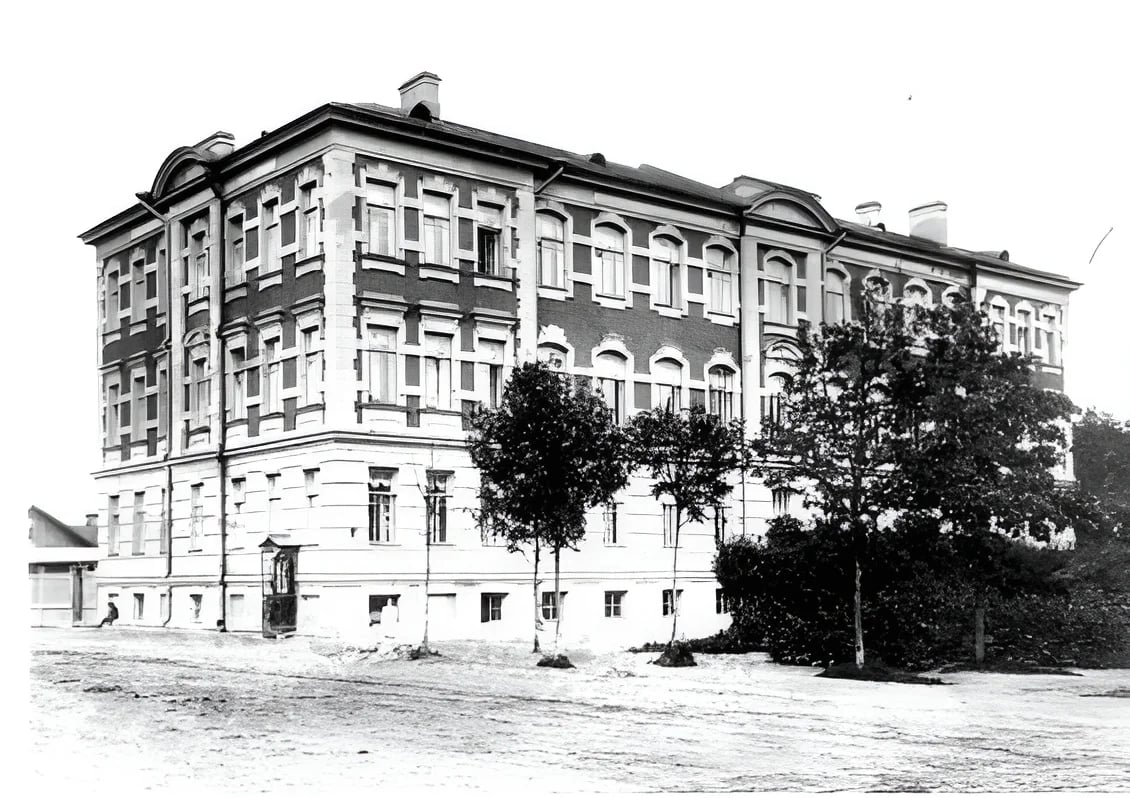 Санкт-Петербургская губерния, город Царское Село, перекрёсток Оранжерейной и Бульварной улиц, здание Алексеевского детского приюта Мариинского ведомства.