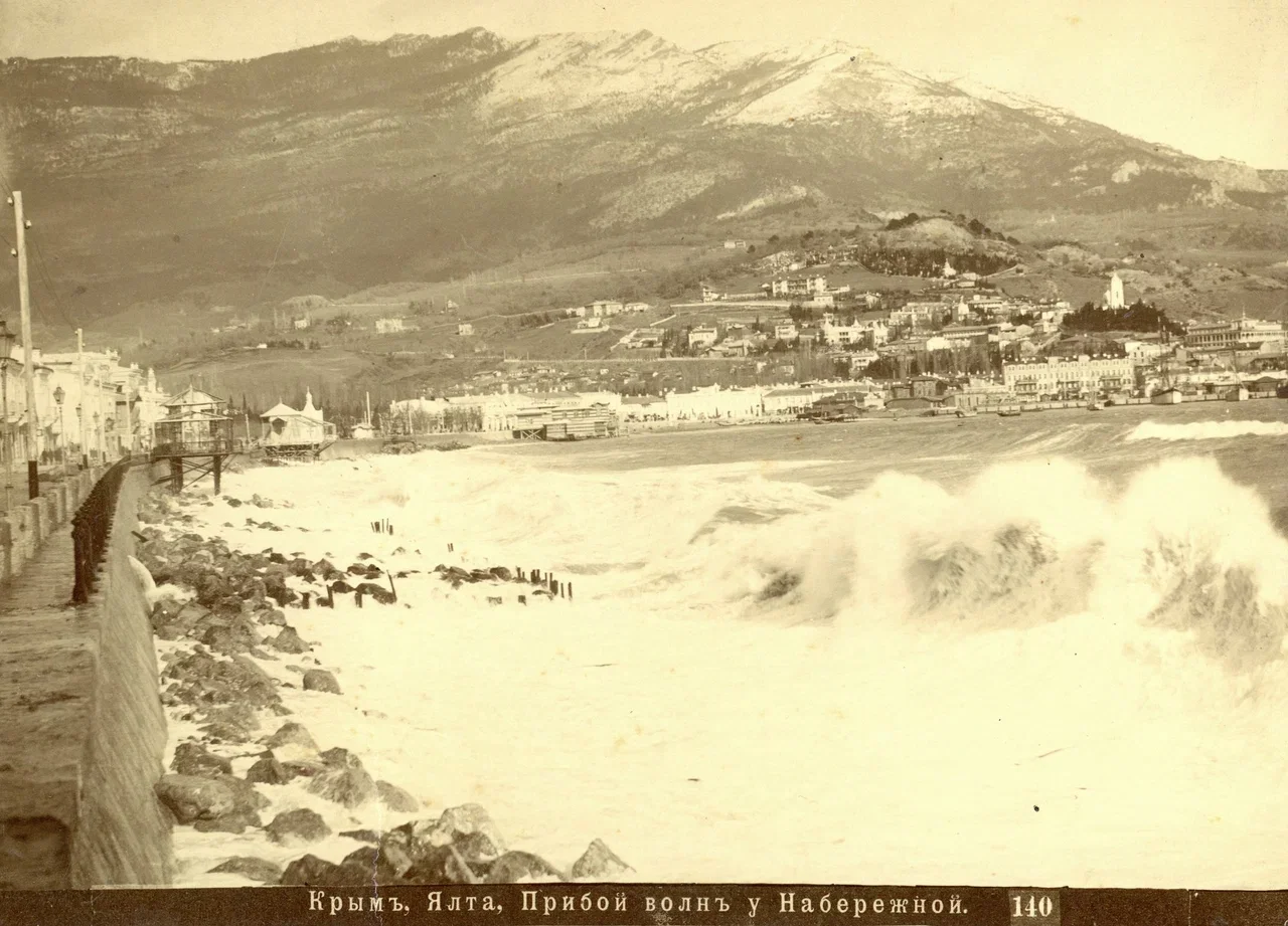Ялта. Прибой волн у Набережной.