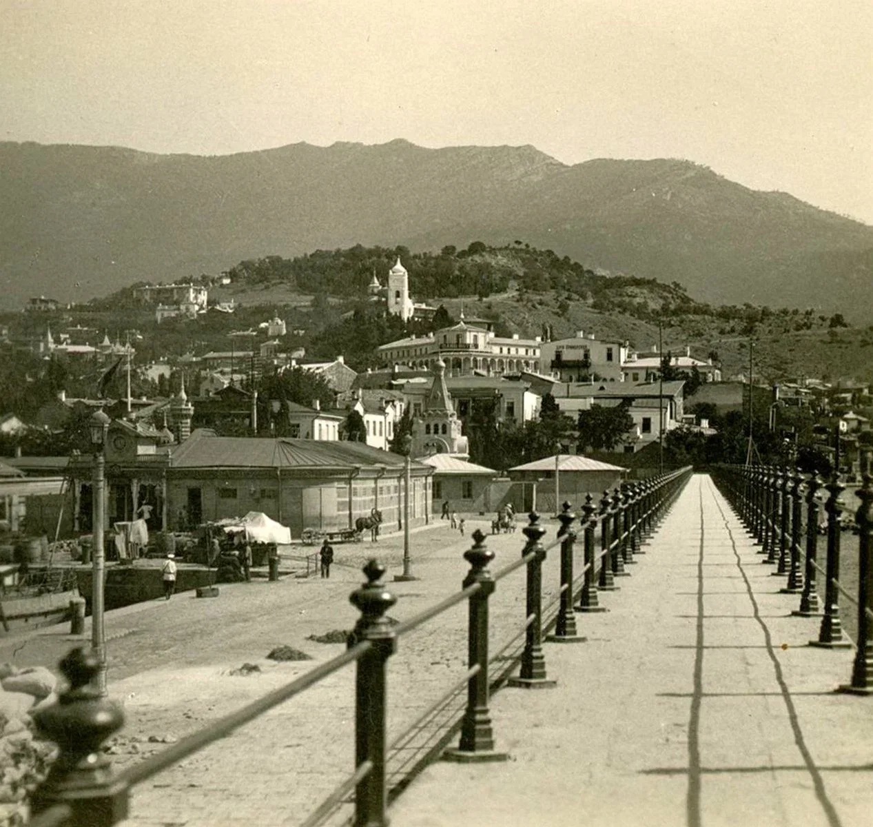 Ялта. Вид с мола на город.