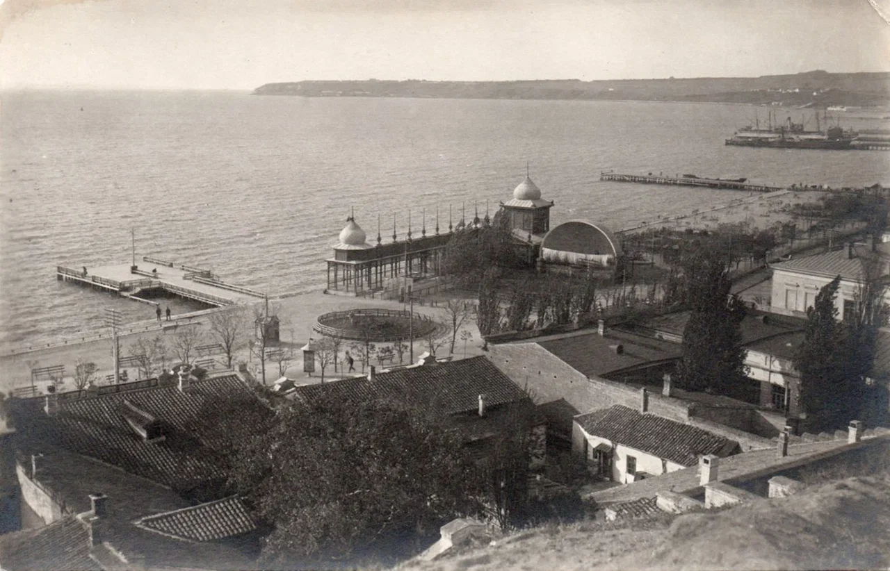 Керчь. Вид на бульвар и Царскую пристань