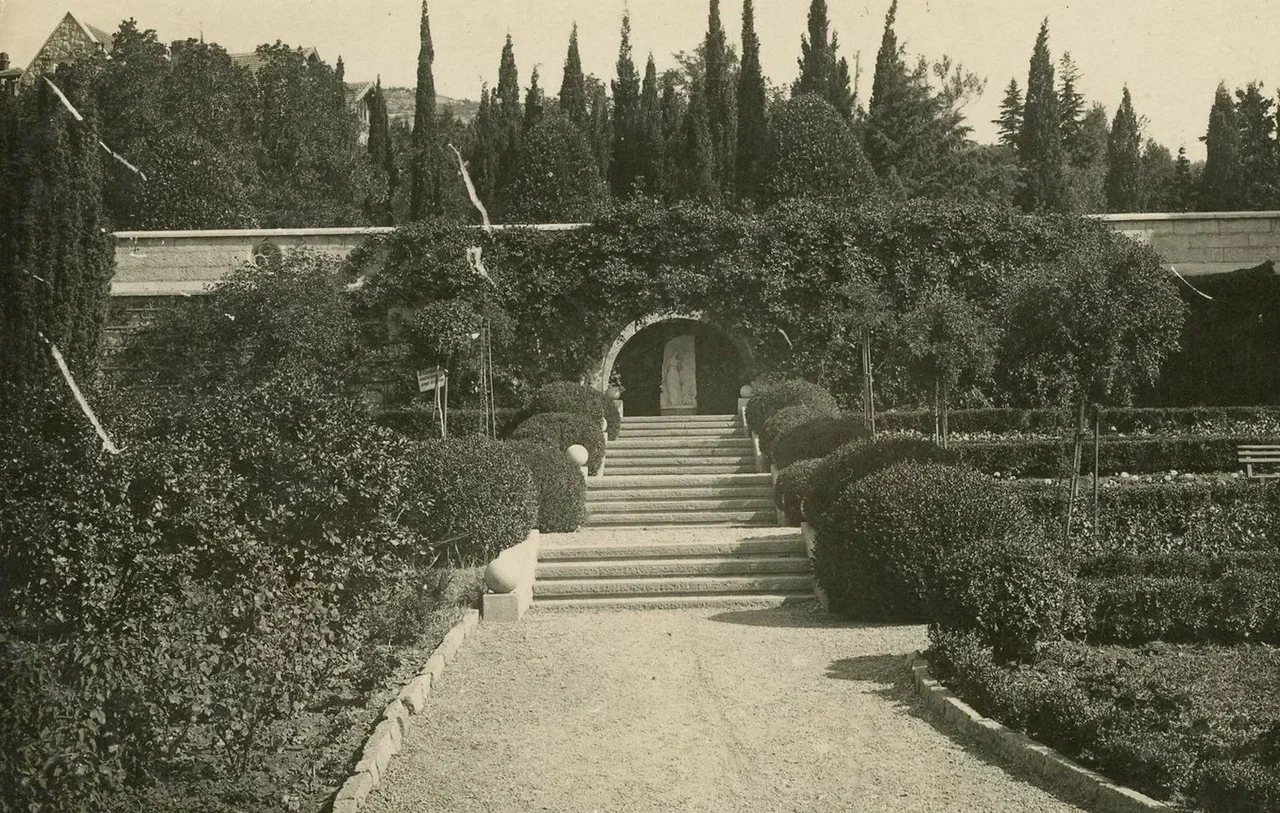 Харакс. В парке. 1910 года.