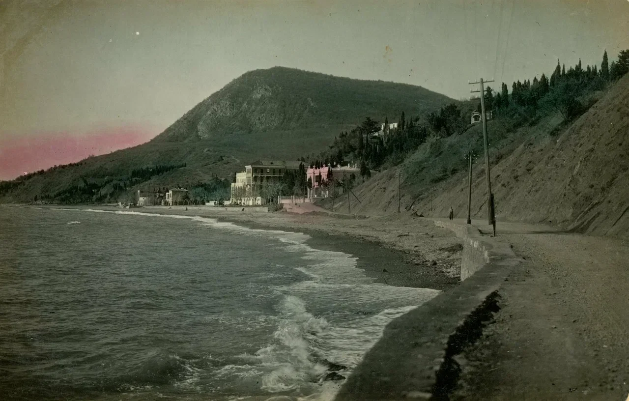 Алушта. Рабочий уголок.