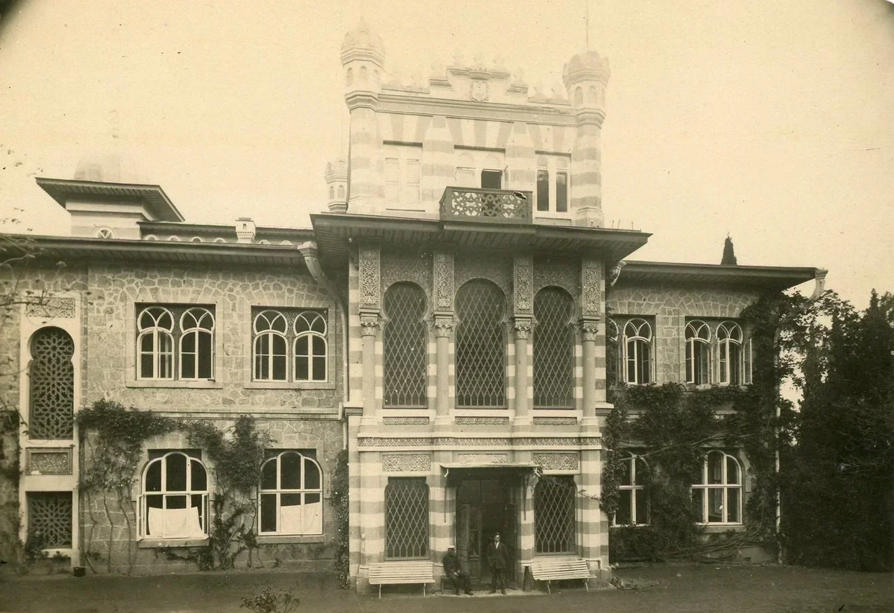 Алушта.Дворец «Карасан» с северной стороны