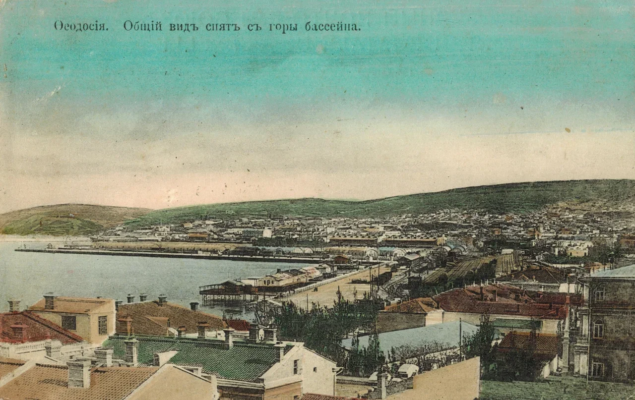 Феодосия. Общий вид снят со стороны бассейна.