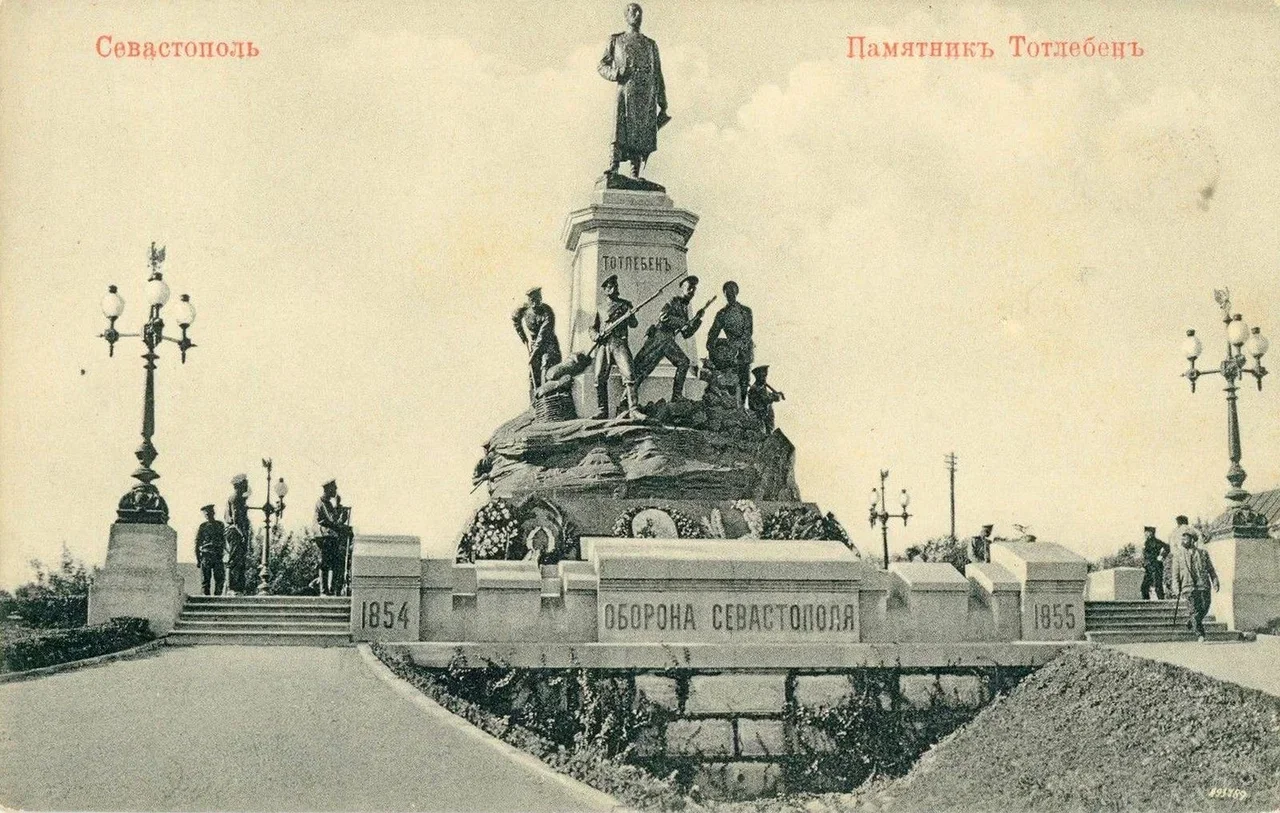 Севастополь.  Памятник Тотлебену. 1905 года.