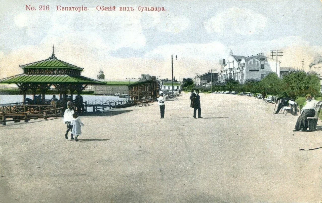 Евпатория. Общий вид бульвара - набережная имени Терешковой