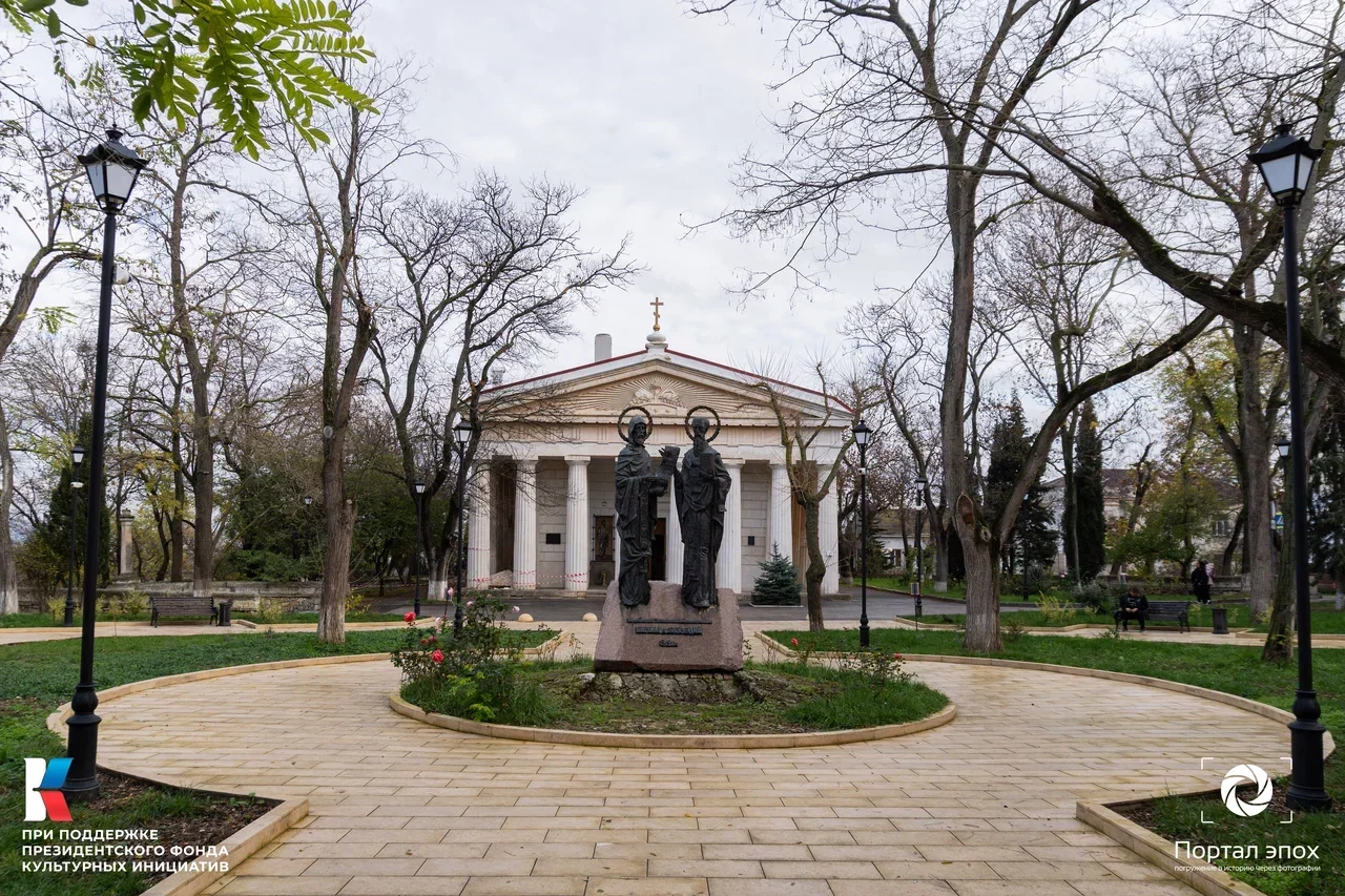 Севастополь. Петропавловский храм.Вид с площади.  2025 года.