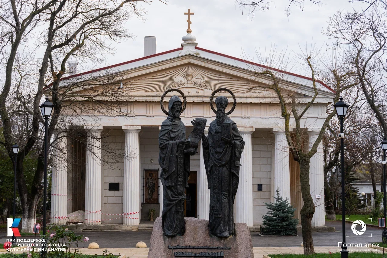 Севастополь. Петропавловский храм. Вид на скульптуру. 2025 года.