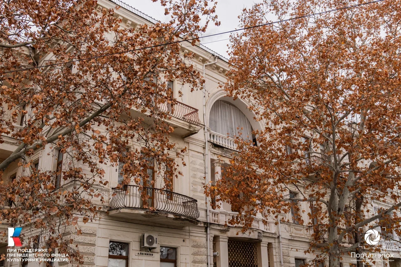 Севастополь. Отель «Кист». Вид на балконы. 2025 года.