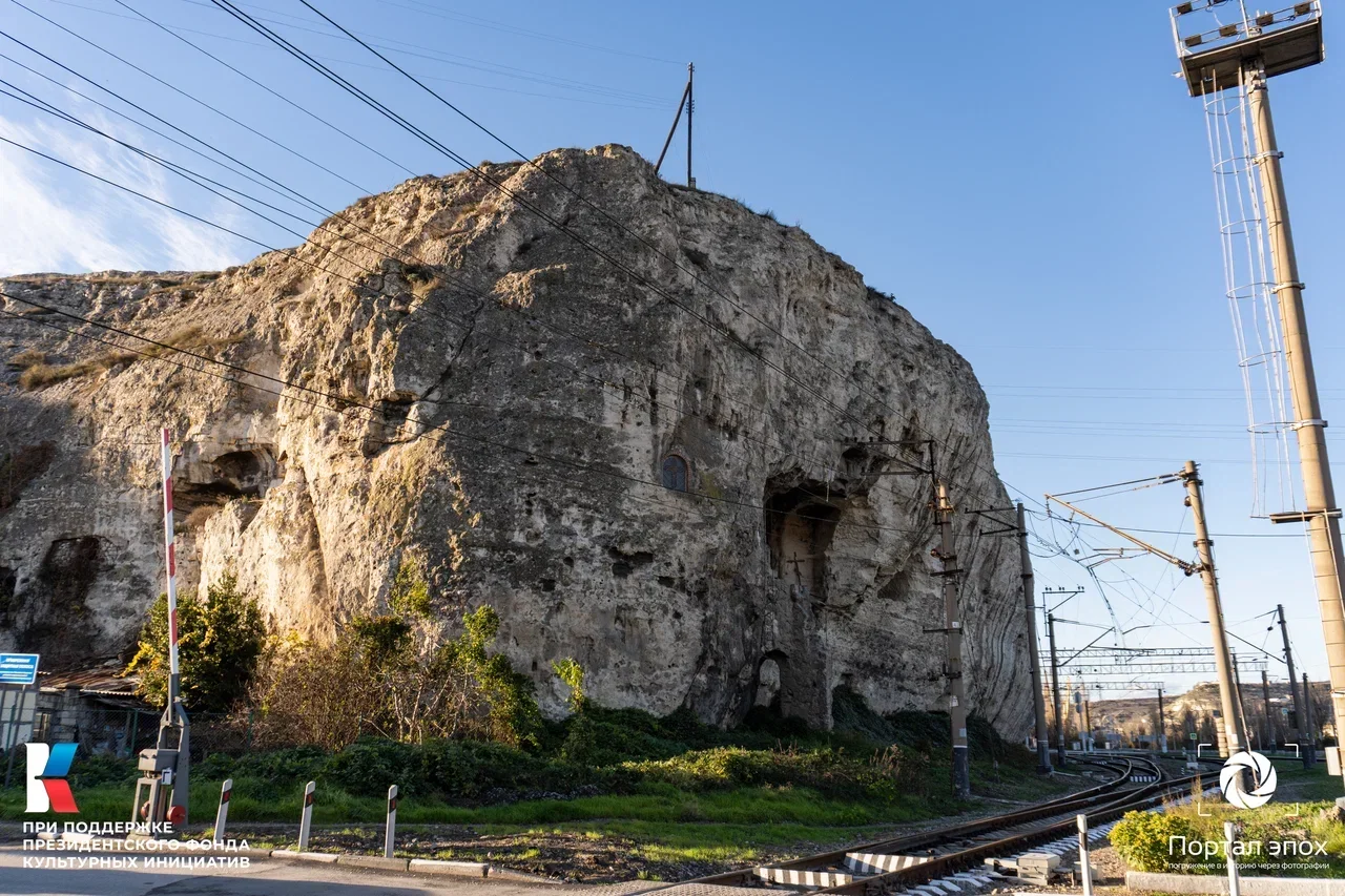 Севастополь. Инкерман близ Севастополя. Вид на камень. 2025 года.